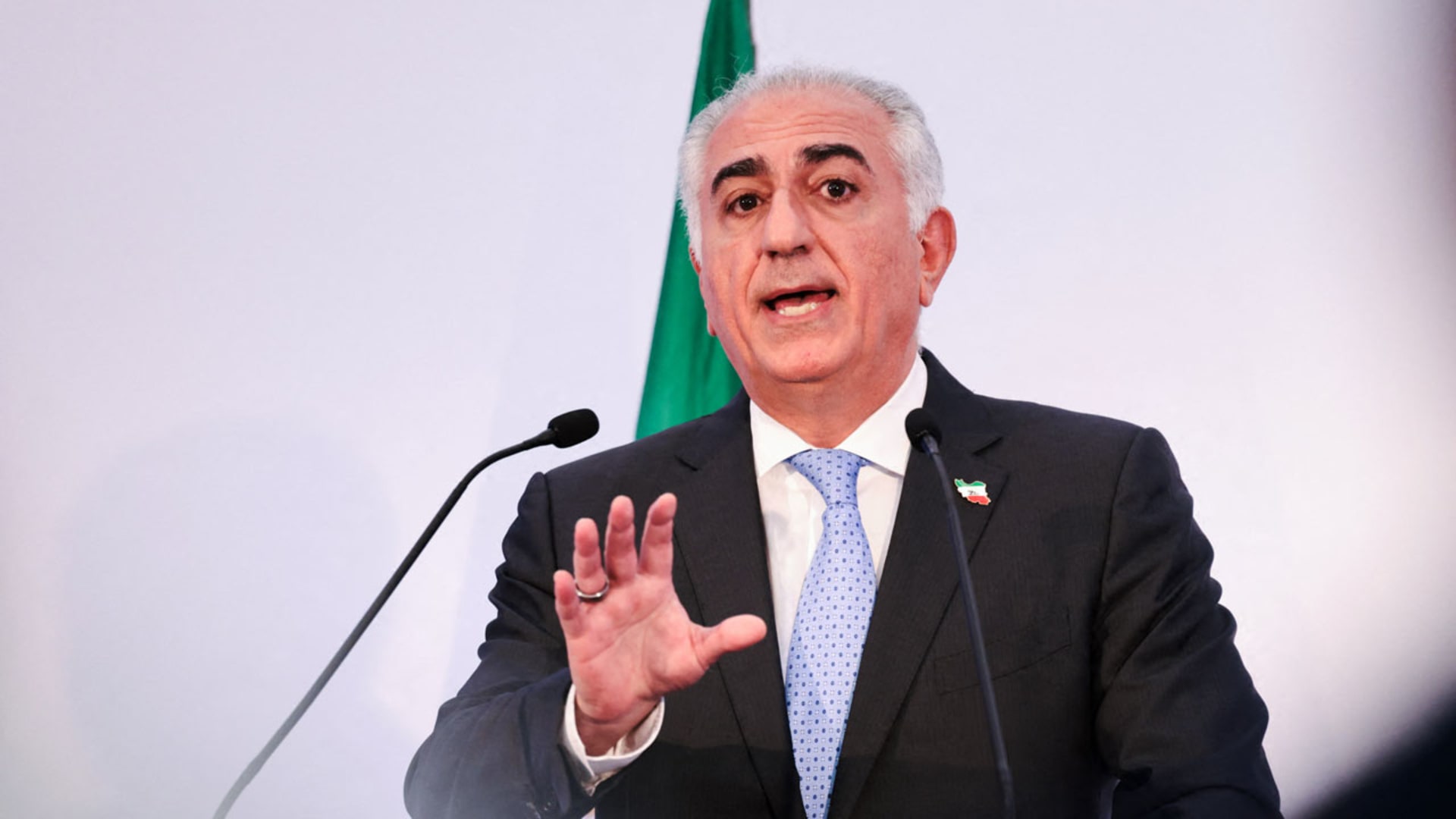 أول تعليق لولي عهد إيران السابق على وقف إطلاق النار.. ويخاطب "الإيرانيين المحبطين" بهذا الخبر