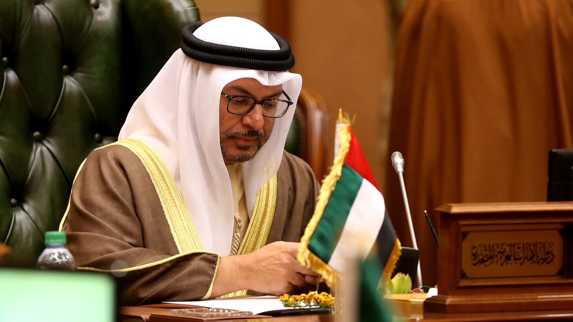 "ولى زمن المجاملات".. قرقاش يعلق على بيان الإمارات عن وقف إطلاق النار بين أمريكا وإيران