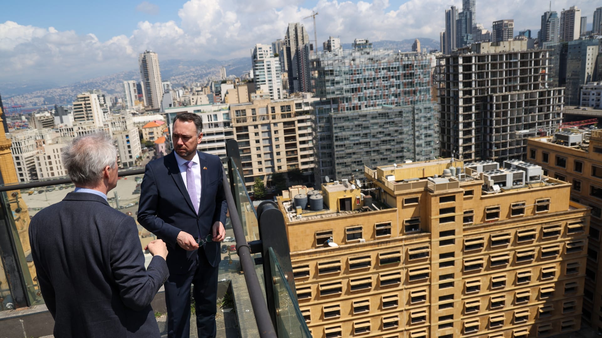 وزير خارجية بلجيكا يعلق على ضربة إسرائيلية "ضخمة" قرب موقعه خلال زيارة بيروت