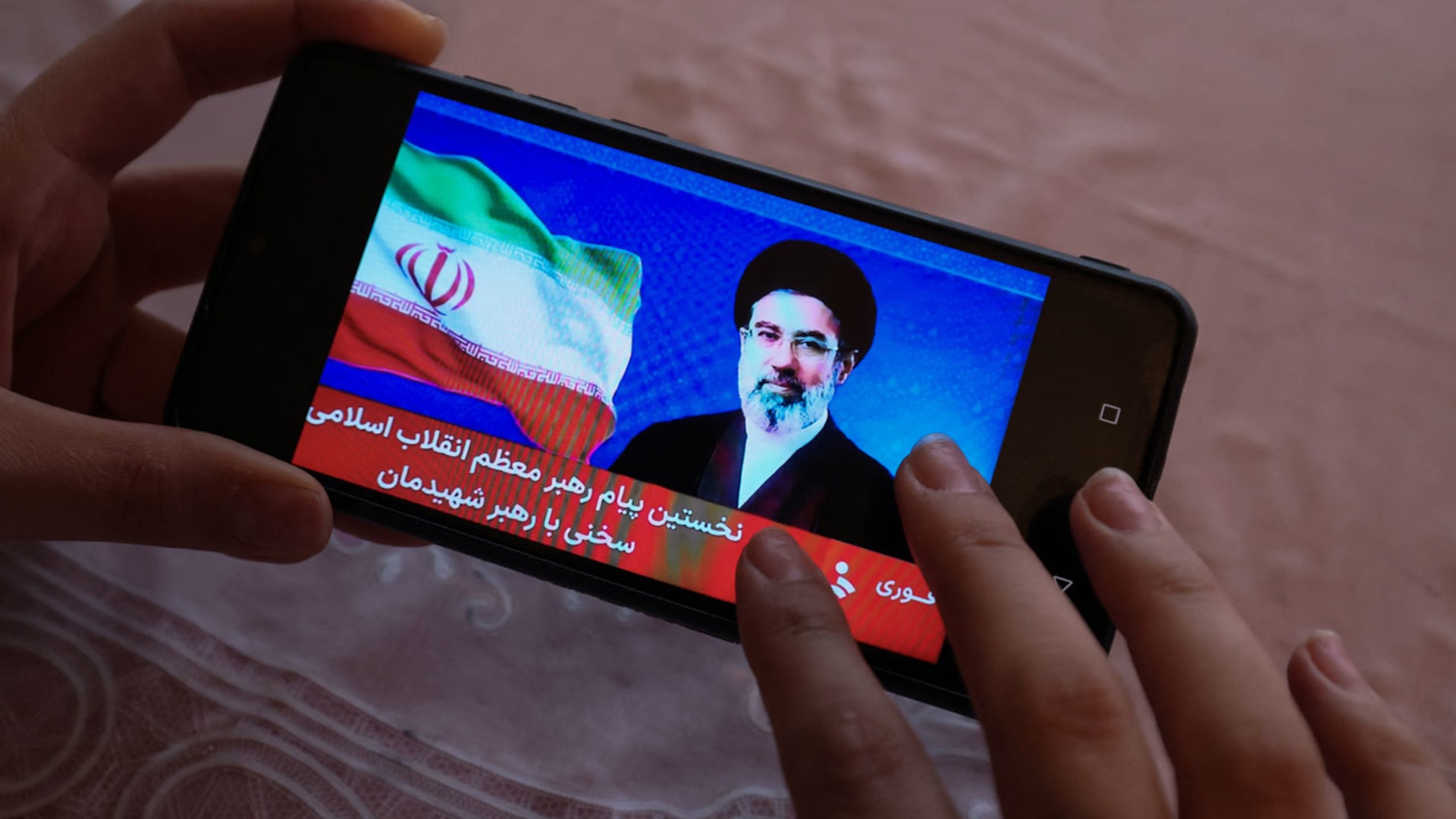 إيران.. مجتبى خامنئي يخاطب "الجيران الجنوبيين" ببيان منسوب