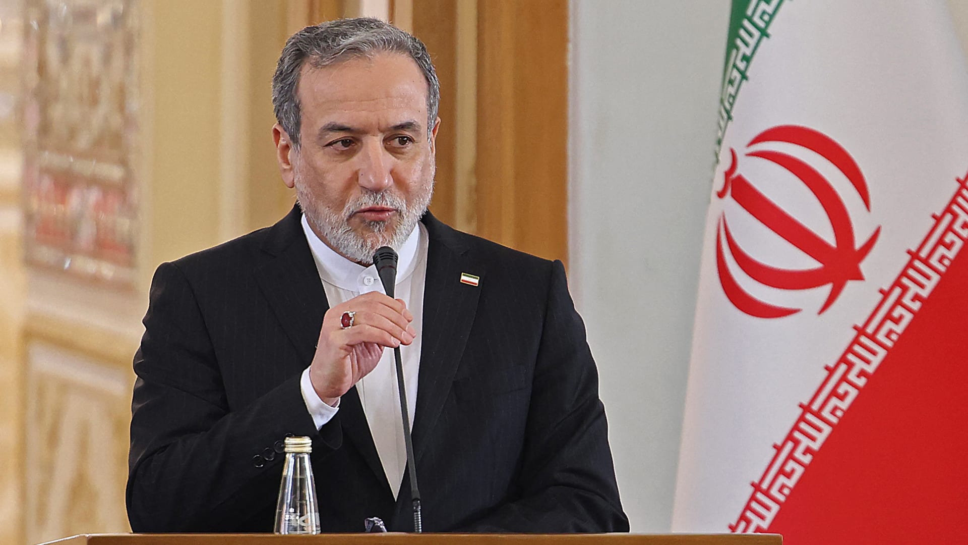 "تصرف أحمق ولكننا مستعدون".. وزير خارجية إيران يعلق على موقف أمريكا المحتمل بلبنان