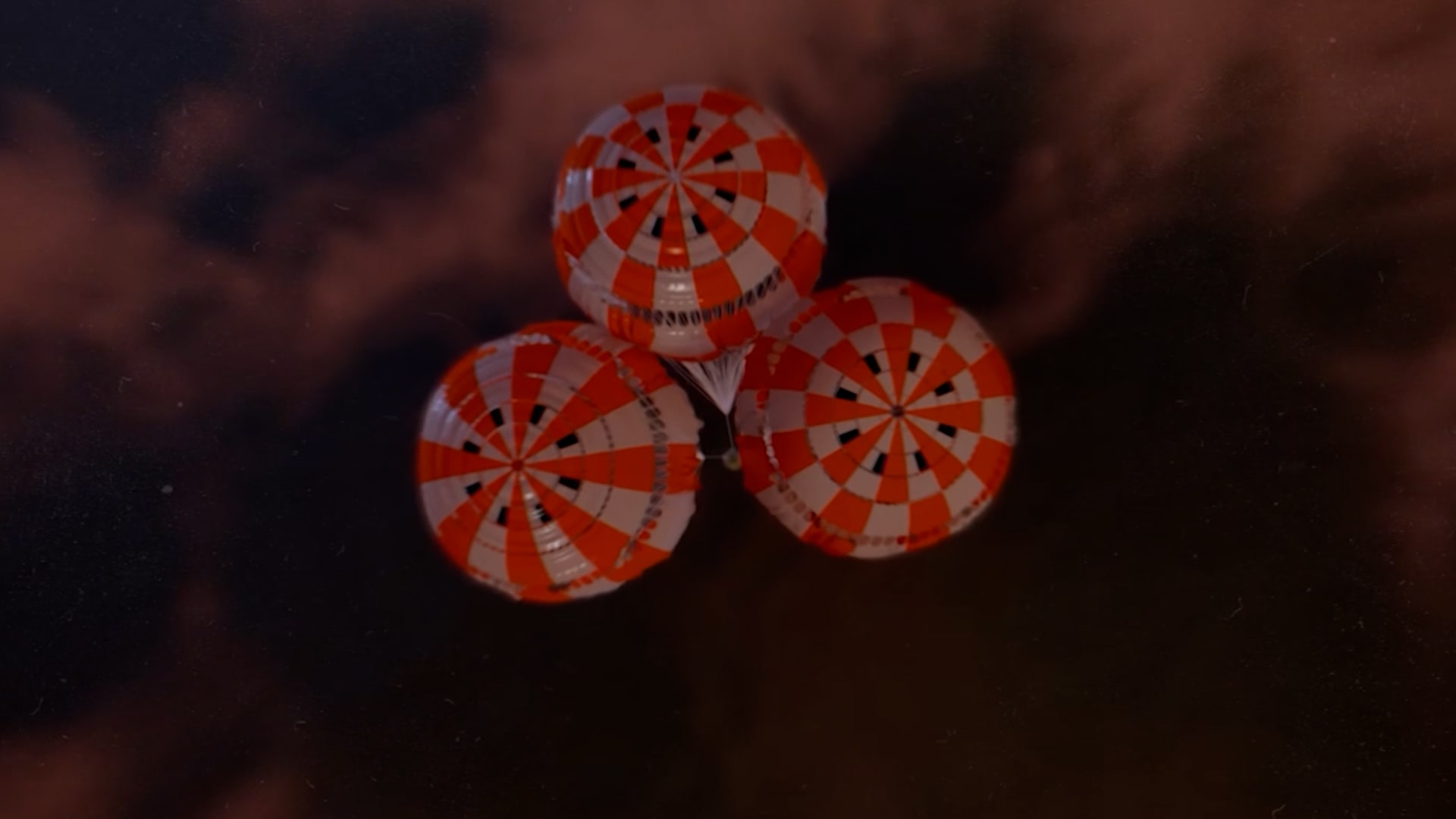 شاهد كيف تُبطئ كبسولات ناسا سرعتها للهبوط السلس في المحيط