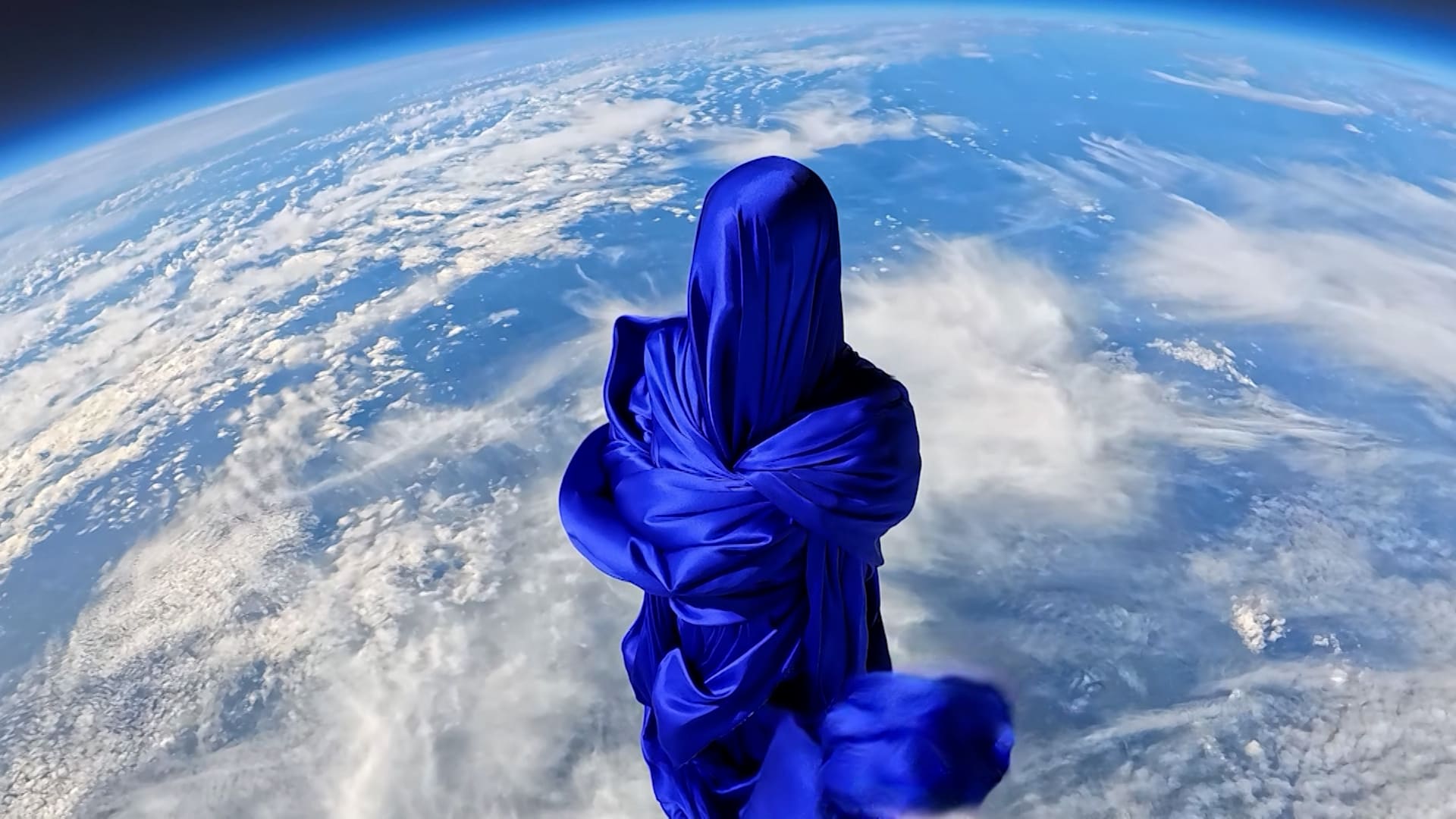 دمية على هيئة البشر تطفو في الفضاء.. ما قصتها؟