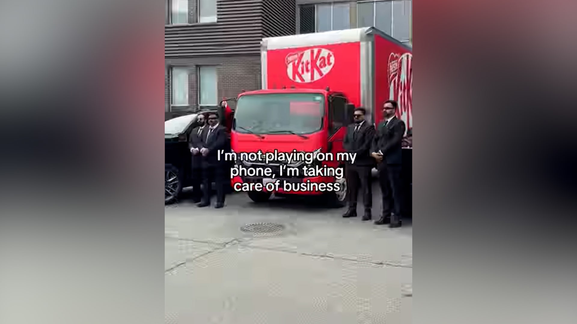 بعد سرقة 12 طنًا من الشوكولاتة.. "كيت كات" تحرس إحدى شاحناتها كموكب رئاسي