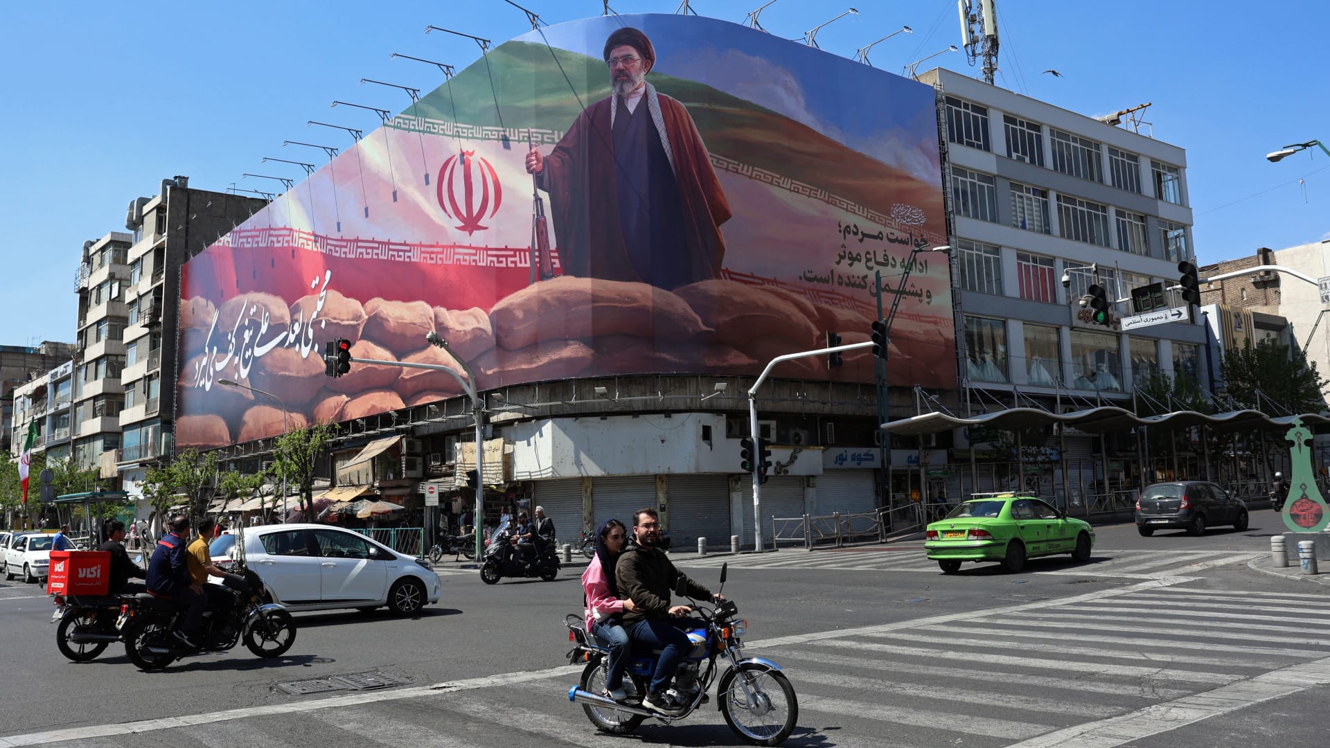 خبير يعلق على رسالة مجتبى خامنئي إلى "جيران إيران الجنوبيين"