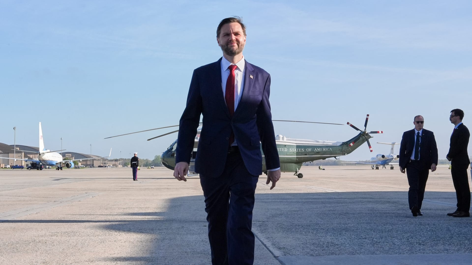 نائب ترامب يتوجه إلى باكستان لقيادة فريق التفاوض وهكذا حذر إيران