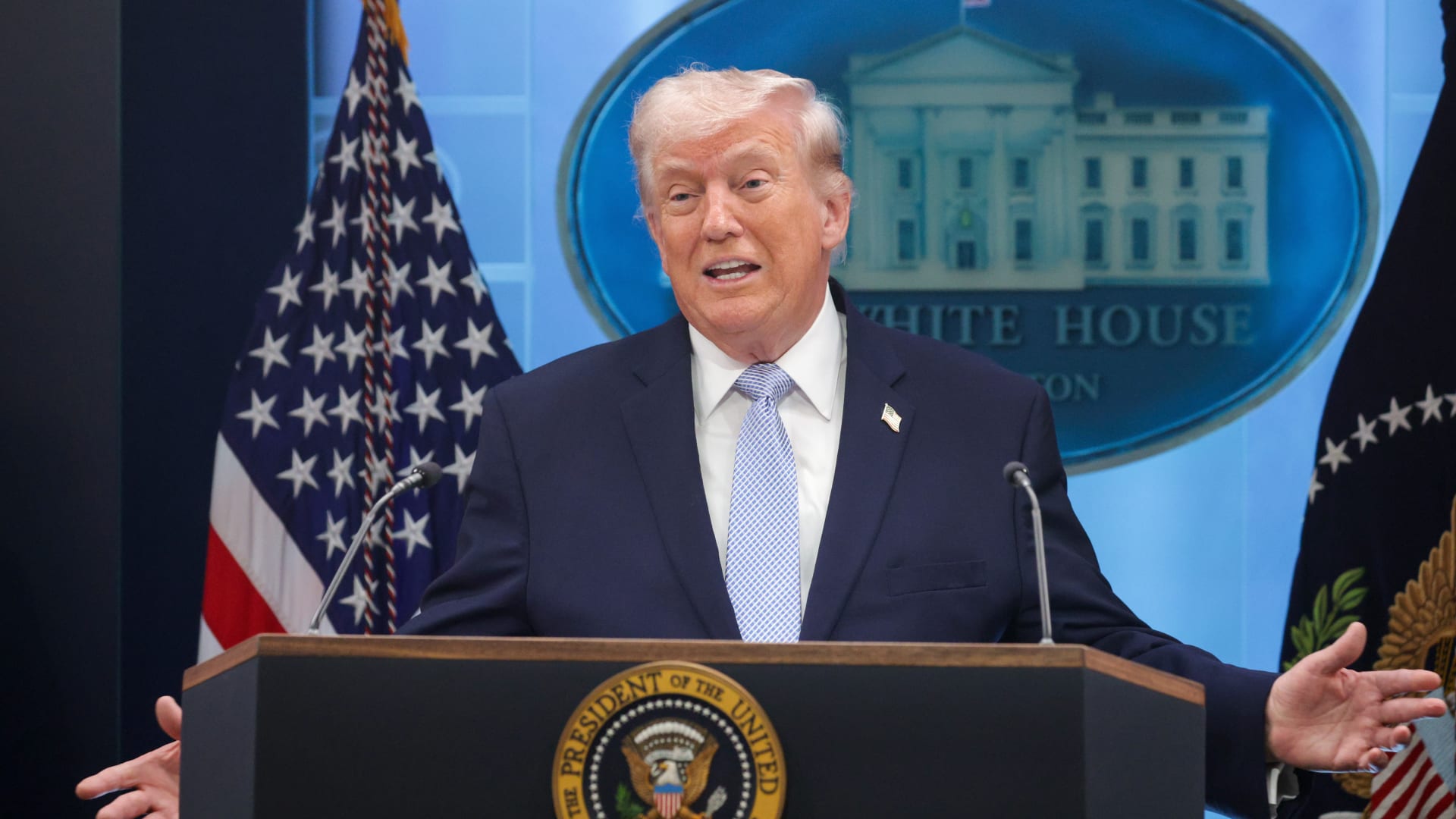 "نزود سفننا بأفضل الذخائر والأسلحة".. ترامب محذرا إيران: الهجوم الأمريكي سيتصاعد إذا لم يتم التوصل إلى اتفاق