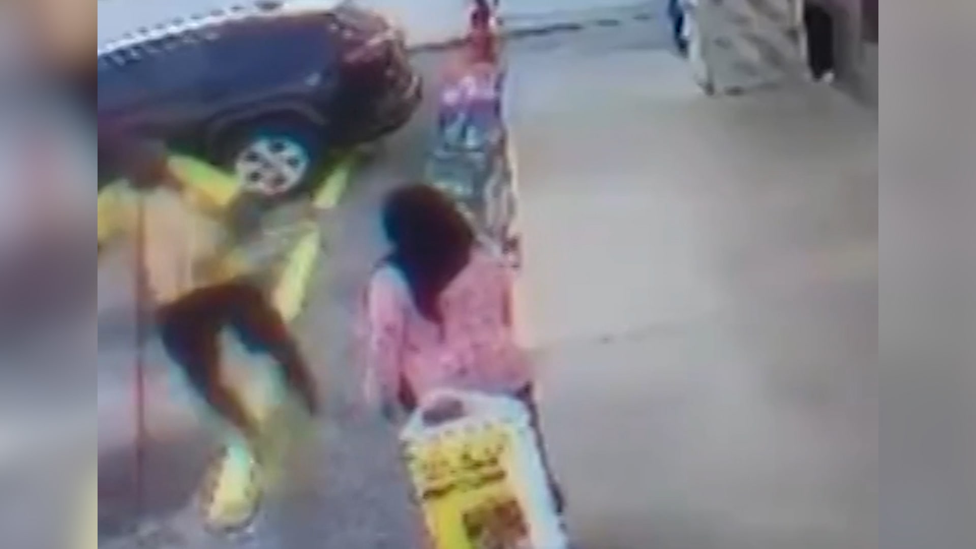 فيديو يُظهر رجلاً يضرب امرأة بمطرقة على رأسها فقتلها.. وترامب يصفه بـ"الحيوان"