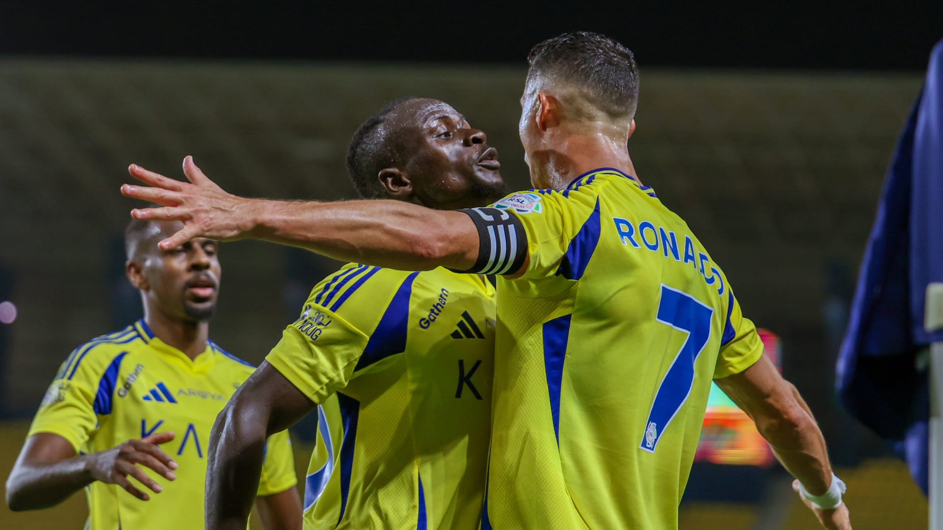 السعودية.. هكذا احتفى رونالدو ورفاقه بذكرى ميلاد ساديو ماني