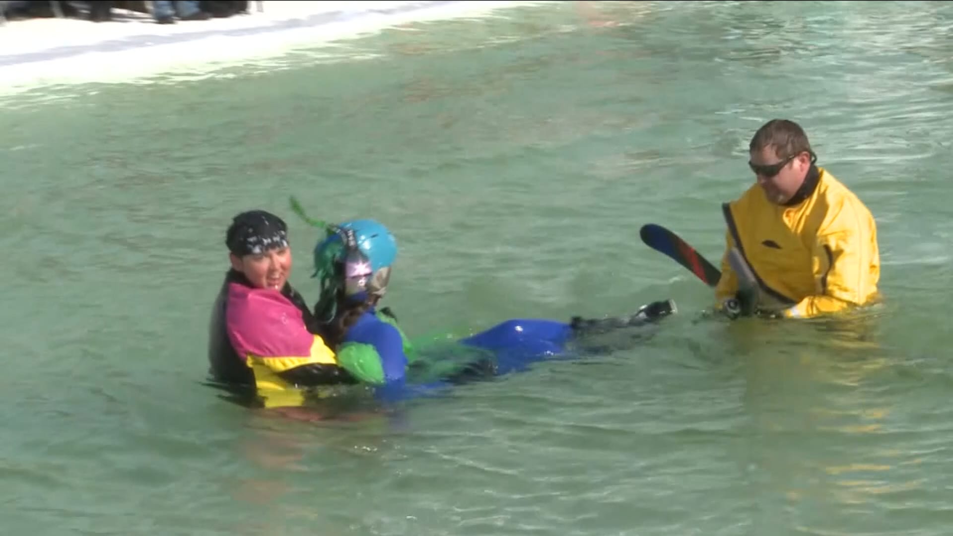 احتفالًا بعيد الفصح.. متزلجون بزيّ الأرانب يقفزون في بركة جليدية