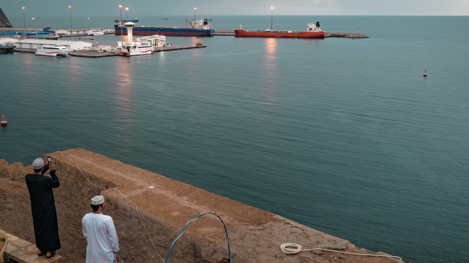 بسبب الحاجة الماسة للوقود.. حلفاء أمريكا يلجأون لخصومها