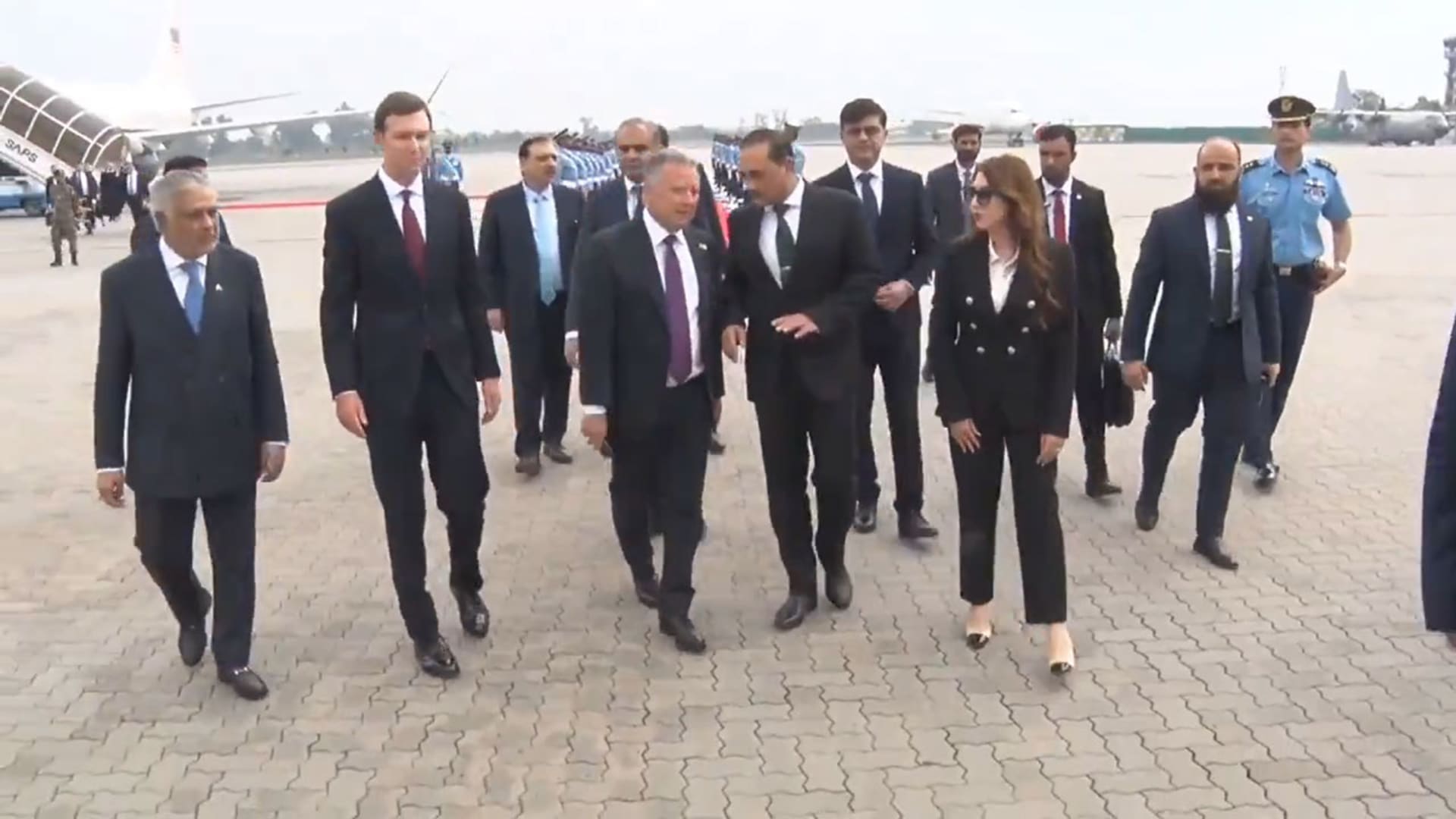 فيديو وصول الوفد الأمريكي لمحادثات إيران في باكستان