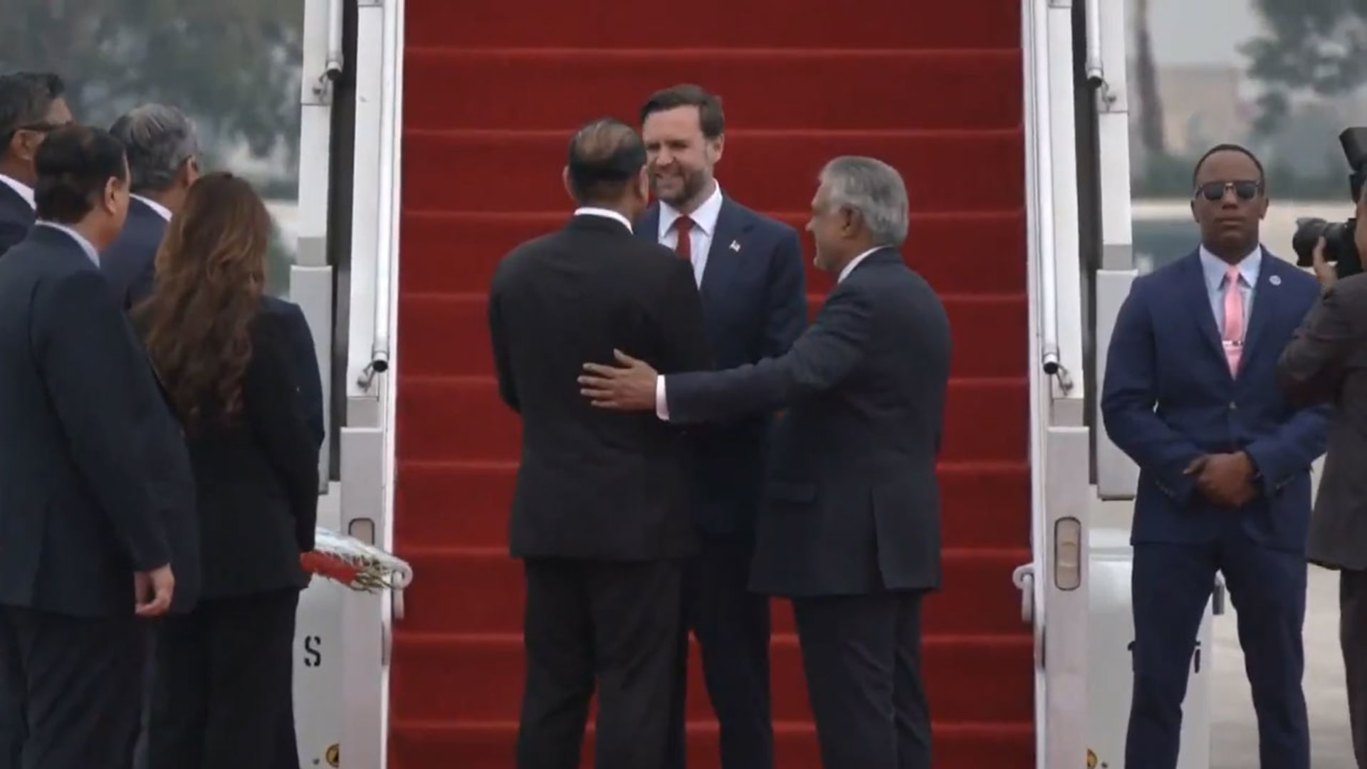 "القائد العسكري المفضل لترامب".. عاصم منير يستقبل فانس في باكستان