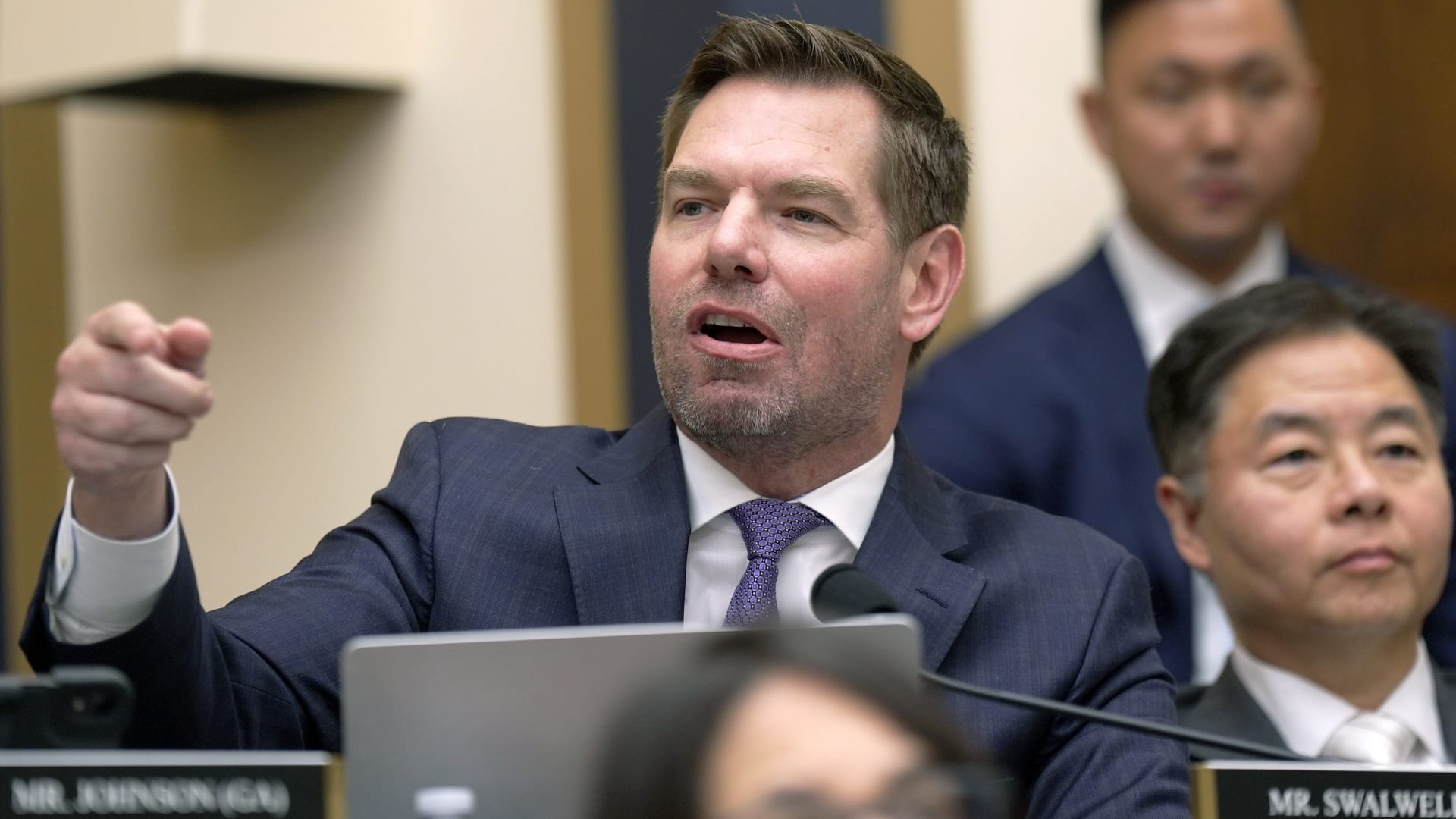 حصري.. 4 نساء يدعين اغتصاب إحداهن وسوء سلوك جنسي من النائب الأمريكي إريك سوالويل