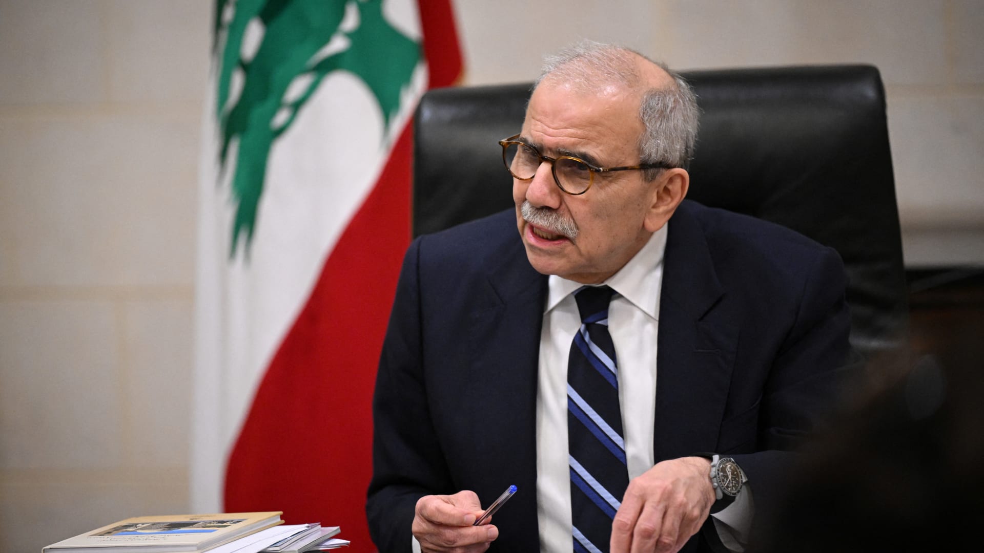 رئيس وزراء لبنان يؤجل سفره إلى أمريكا ويعلن السبب