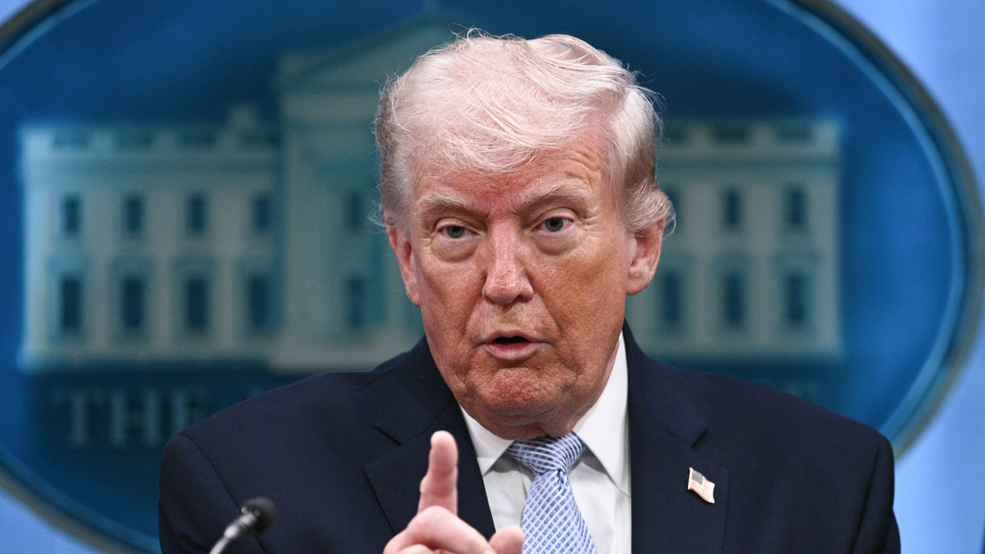 ترامب لـCNN: الصين ستواجه "مشاكل كبيرة" إذا شحنت أسلحة إلى إيران