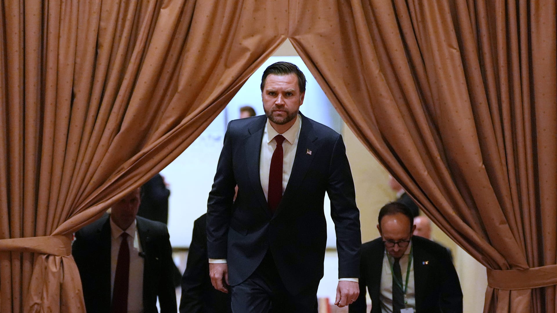 محادثات ماراثونية مباشرة بين مسؤولي أمريكا وإيران في إسلام آباد.. إليكم آخر التطورات