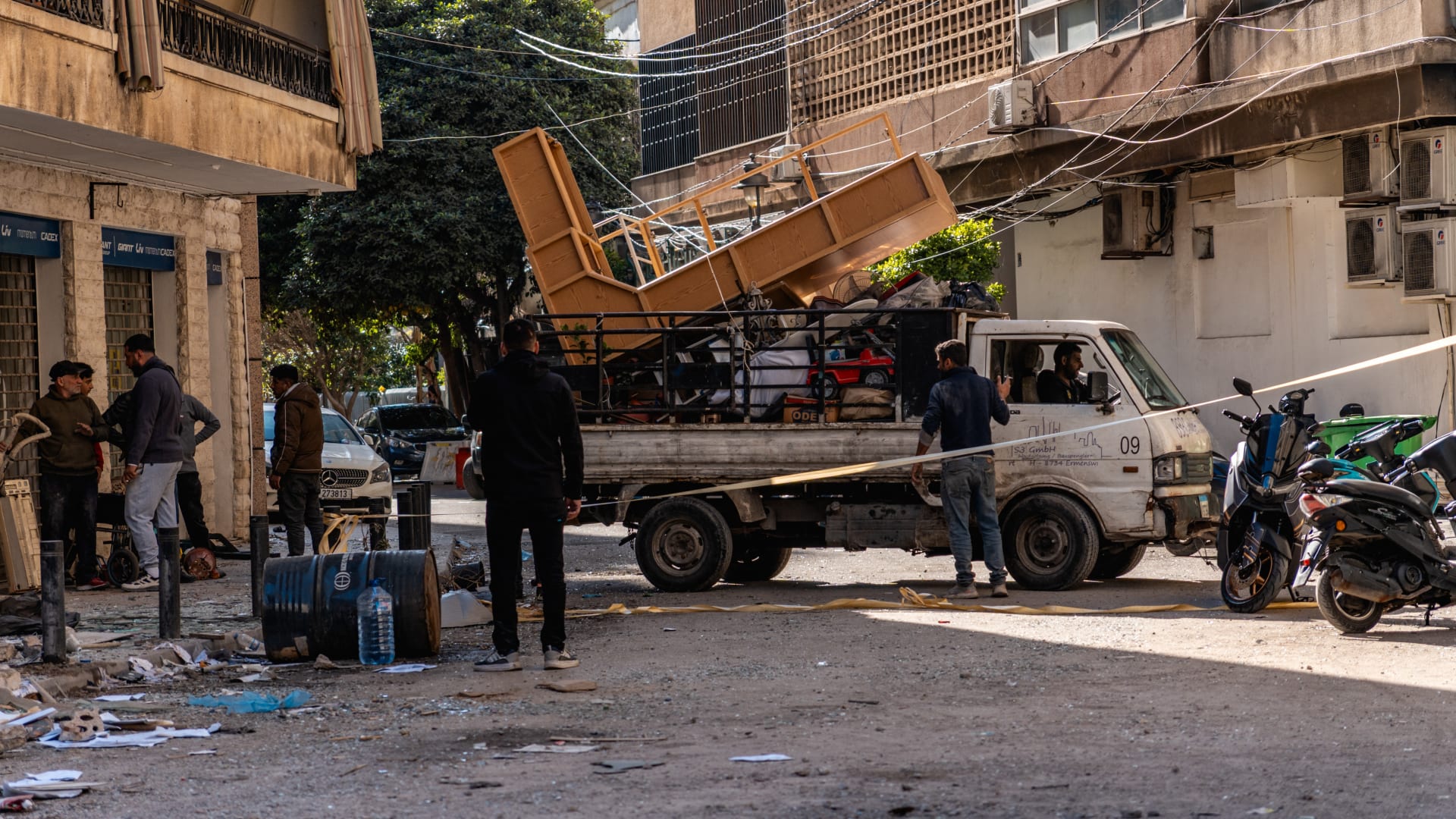 لبنان.. استمرار الغارات الجوية الإسرائيلية طوال الليل