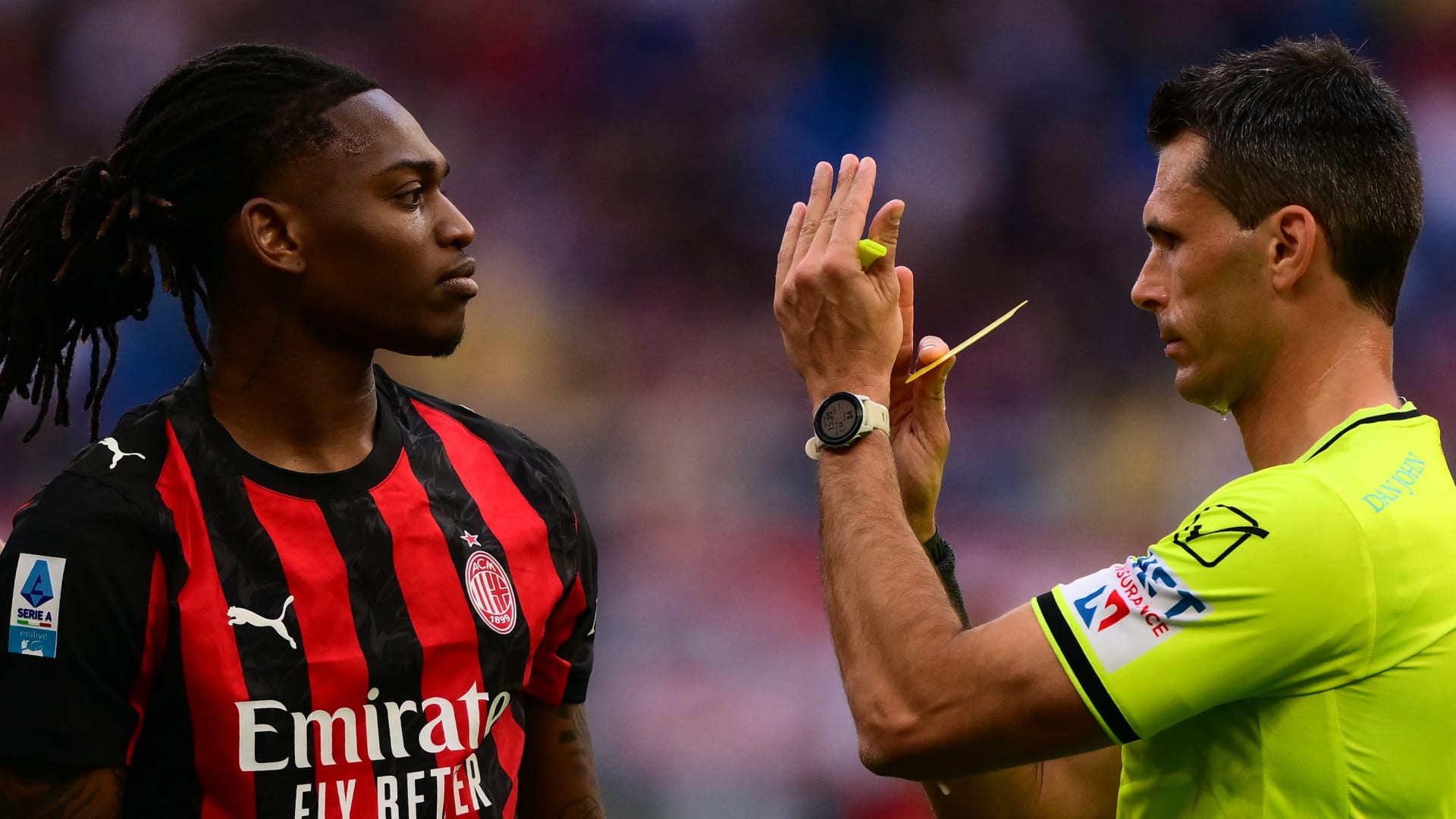 لقطة جدلية في الدوري الإيطالي.. رفائيل لياو يسخر من الحكم والأخير يرد بذات الطريقة