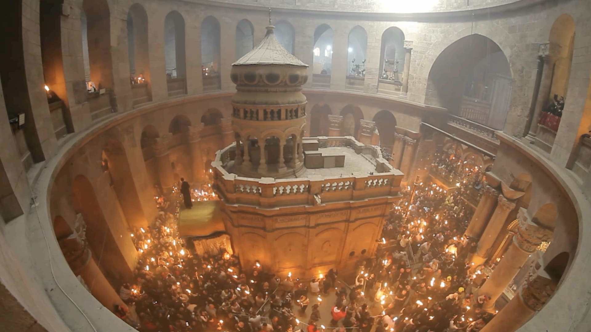 "النار المقدسة" تشتعل في القدس قبل يوم من احتفال المسيحيين الأرثوذكس بعيد الفصح