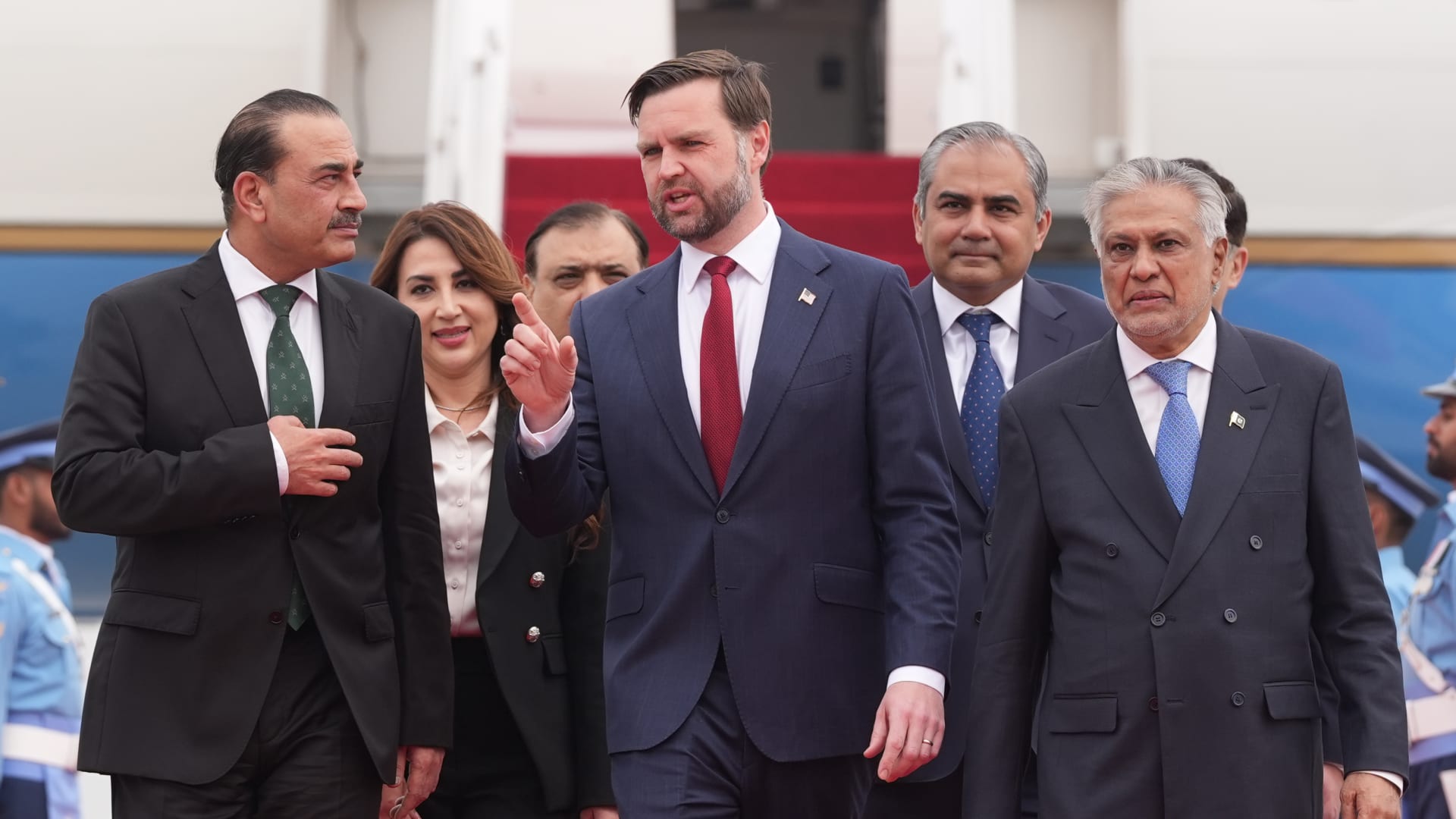 مصدر باكستاني يعلق على وساطة بلاده "المحمومة" بمفاوضات إيران وأمريكا