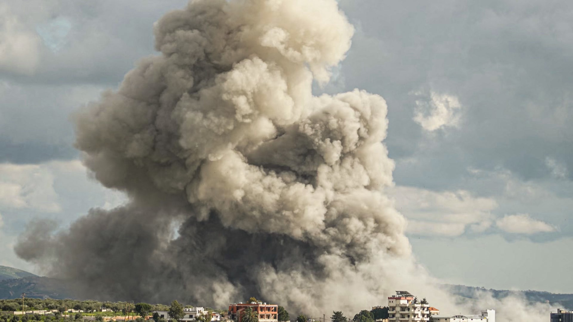 ضربات إسرائيلية متواصلة على لبنان قبل انطلاق المحادثات
