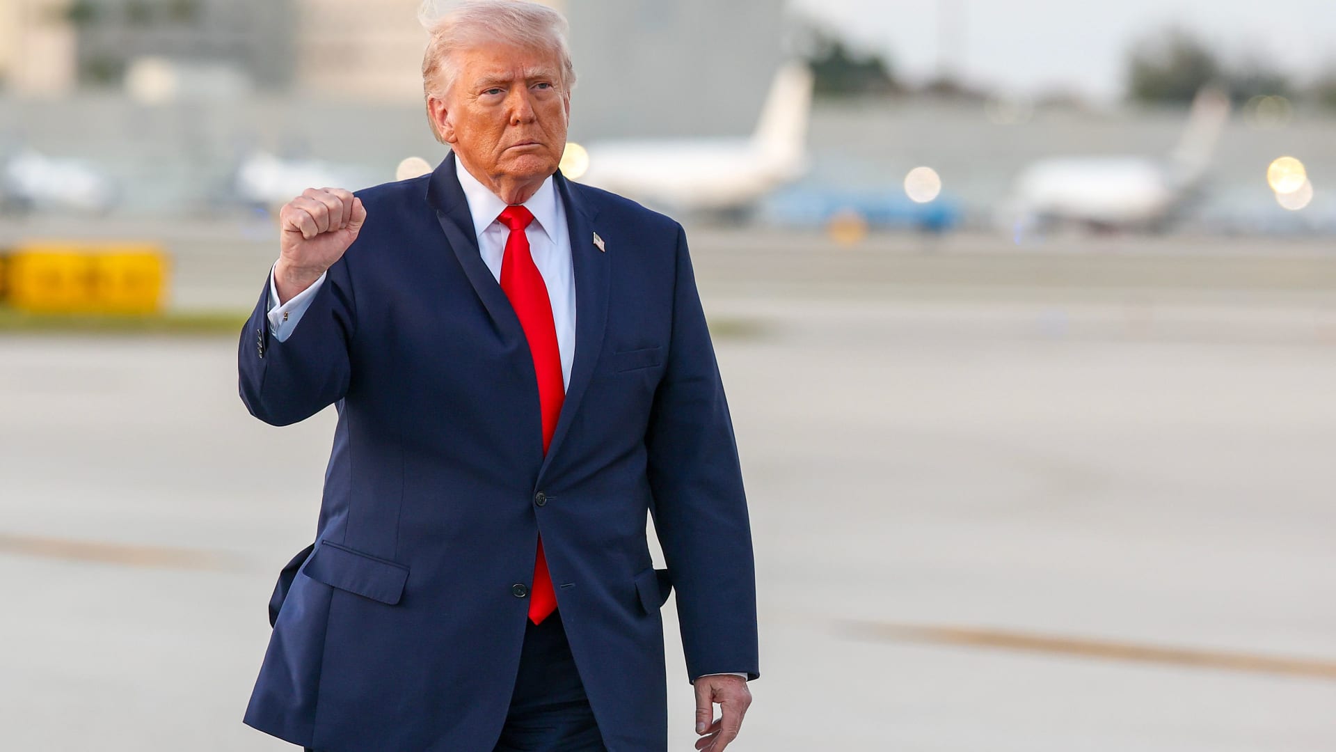 هكذا يستخدم دونالد ترامب ربطة العنق لتوجيه رسائل سياسية