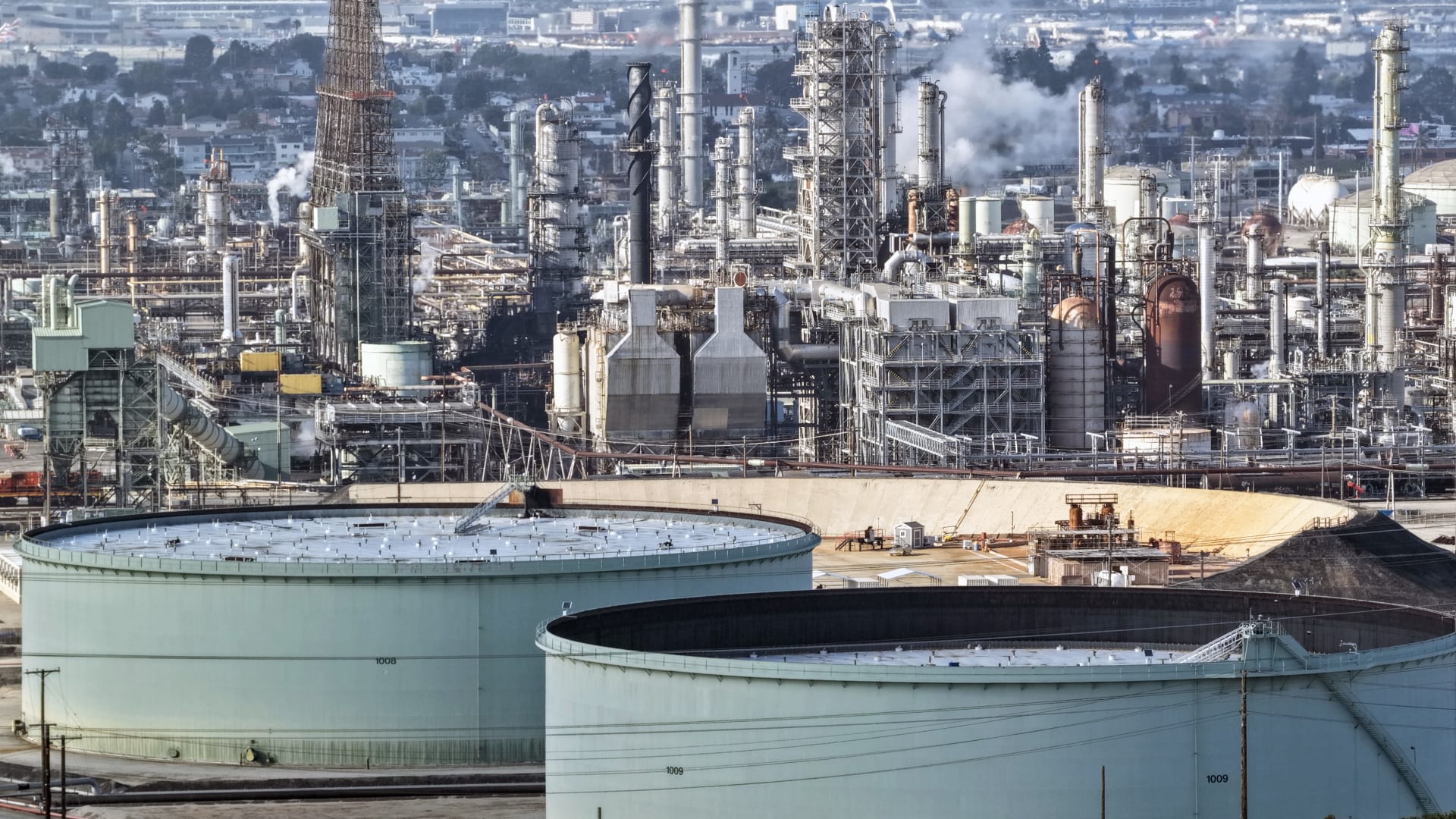 ارتفاع أسعار النفط بعد إعلان ترامب عزمه فرض حصار على مضيق هرمز