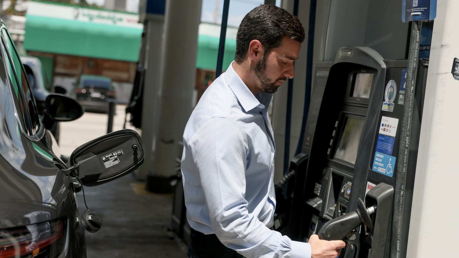 وسط الصراع مع إيران.. كيف تطوّرت أسعار النفط عالميًا والوقود في أمريكا؟