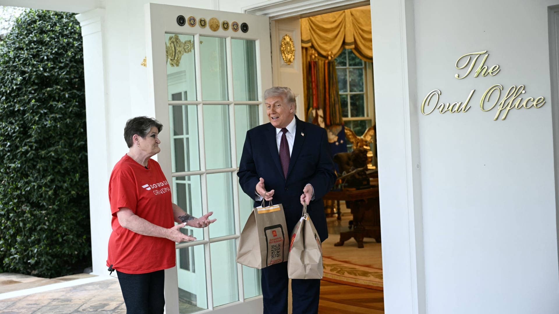 ترامب يستدعي الصحفيين بالبيت الأبيض قبل اكتشاف المفاجأة على الباب