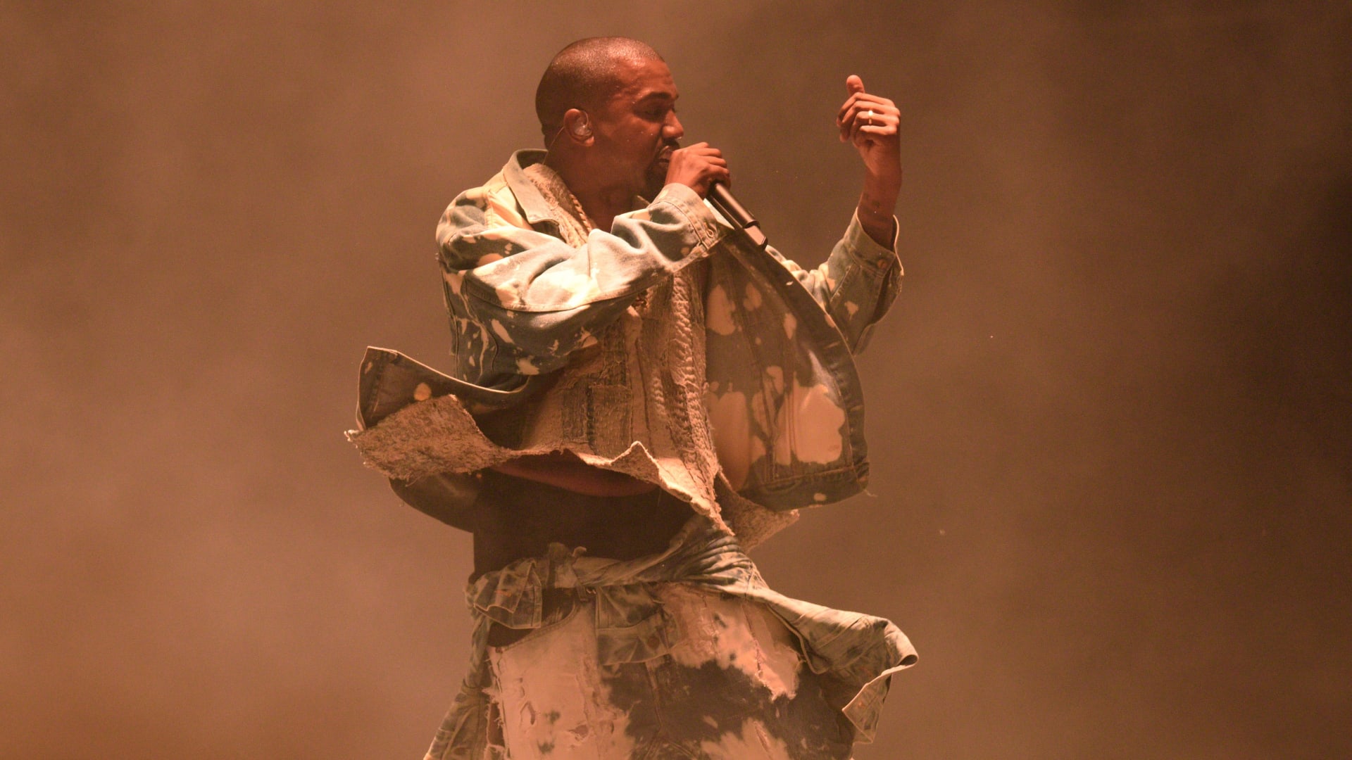 كانيي ويست.. النجم الممنوع من الغناء والمحتفى به في آنٍ واحد