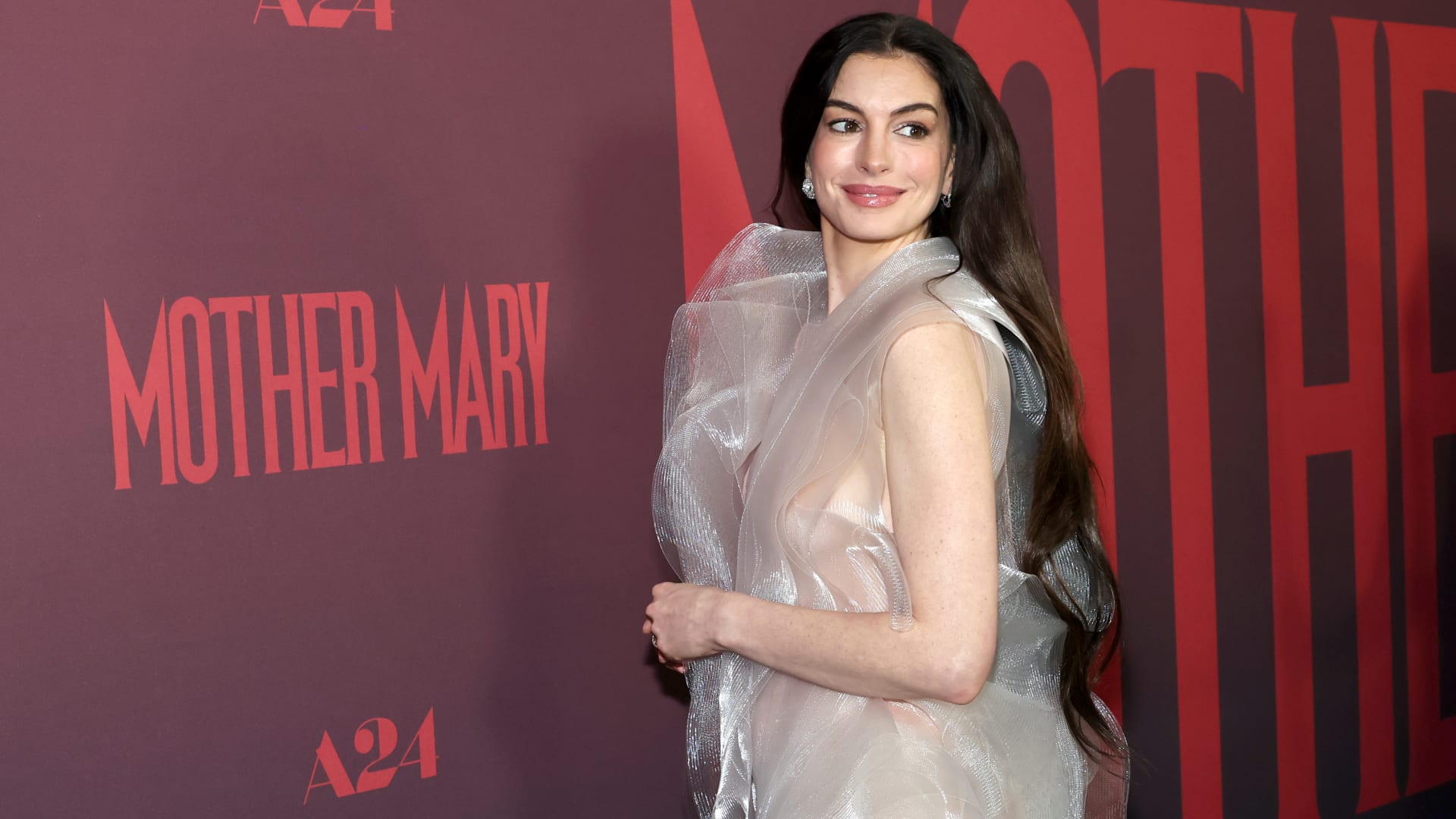 آن هاثاواي تتألق بإطلالة بيضاء ثلاثية الأبعاد من دار أزياء لبنانية في نيويورك