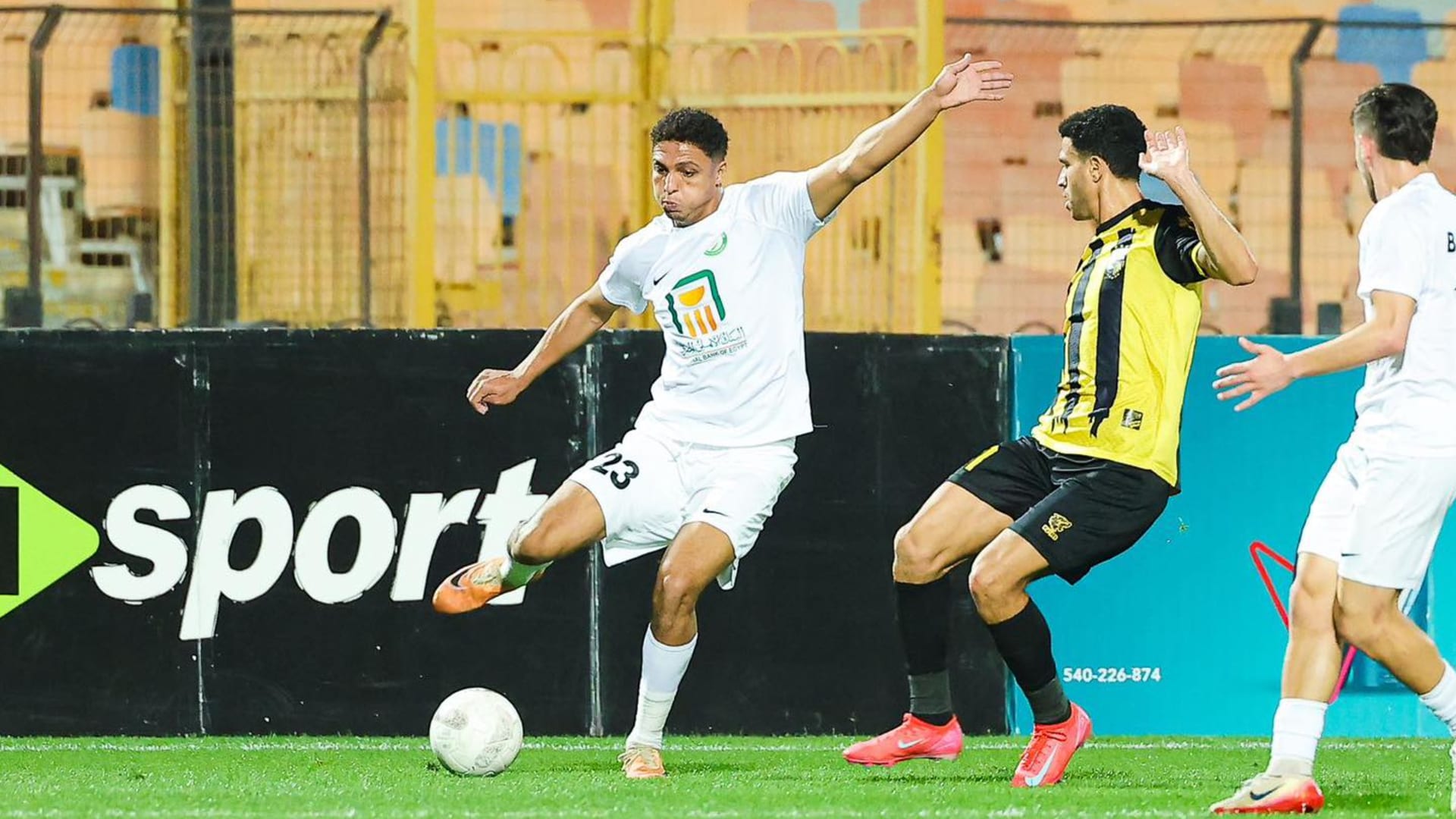 لقطة طريفة.. لاعب في الدوري المصري يقبّل رأس الحكم بعد احتساب هدف لفريقه