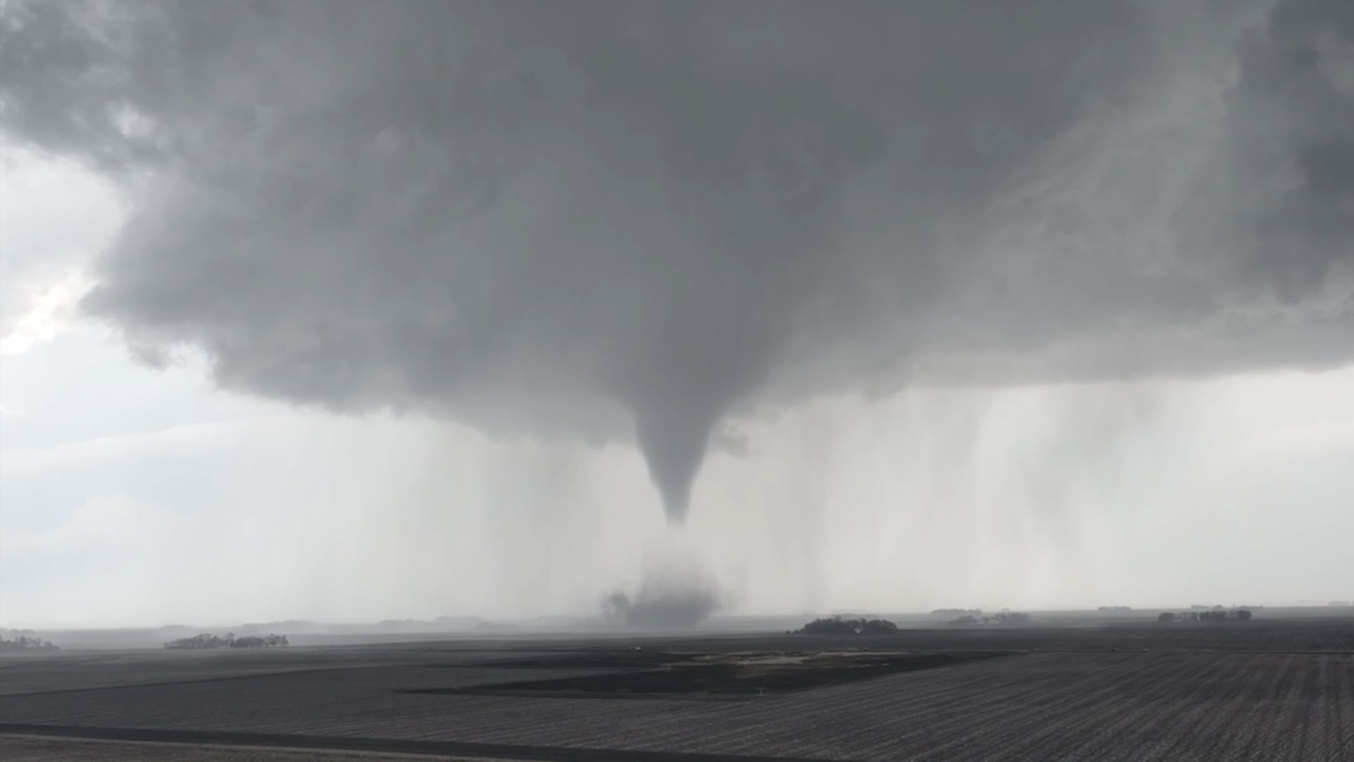 إعصار ضخم يجتاح مينيسوتا.. شاهد ما وثقته الكاميرا