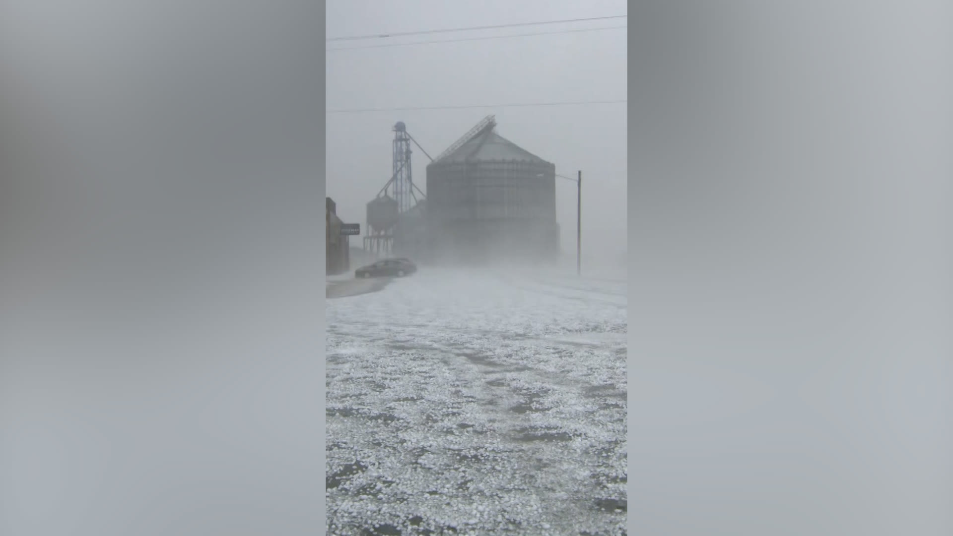 شاهد.. أعاصير مدمرة تضرب ولاية كانساس الأمريكية