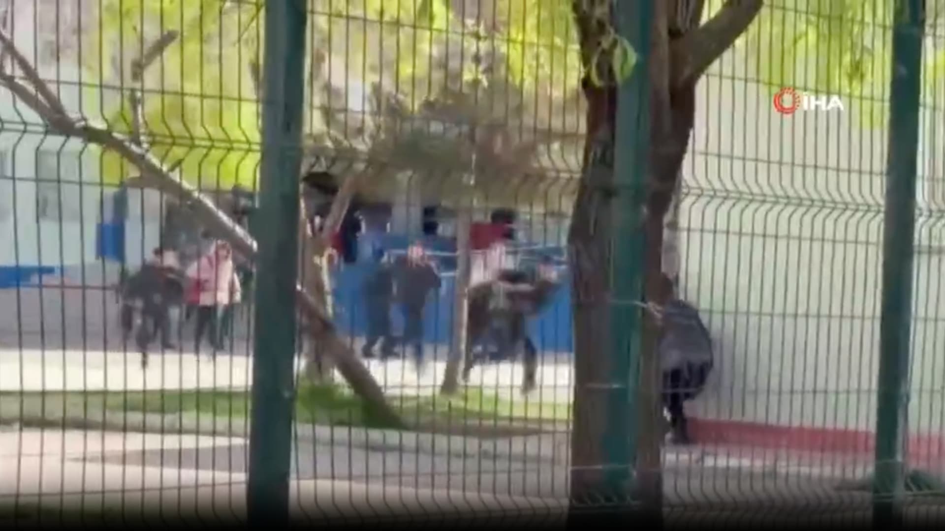 لحظة وقوع إطلاق نار في مدرسة ثانوية بتركيا.. شاهد رد فعل الطلاب