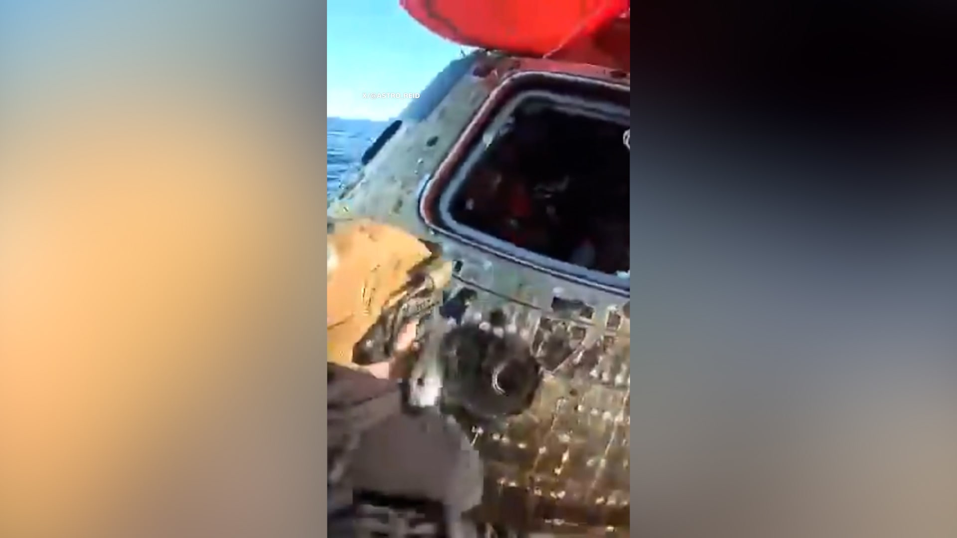 شاهد لحظة فتح كبسولة "أرتميس 2" بعد هبوطها في المحيط الهادئ