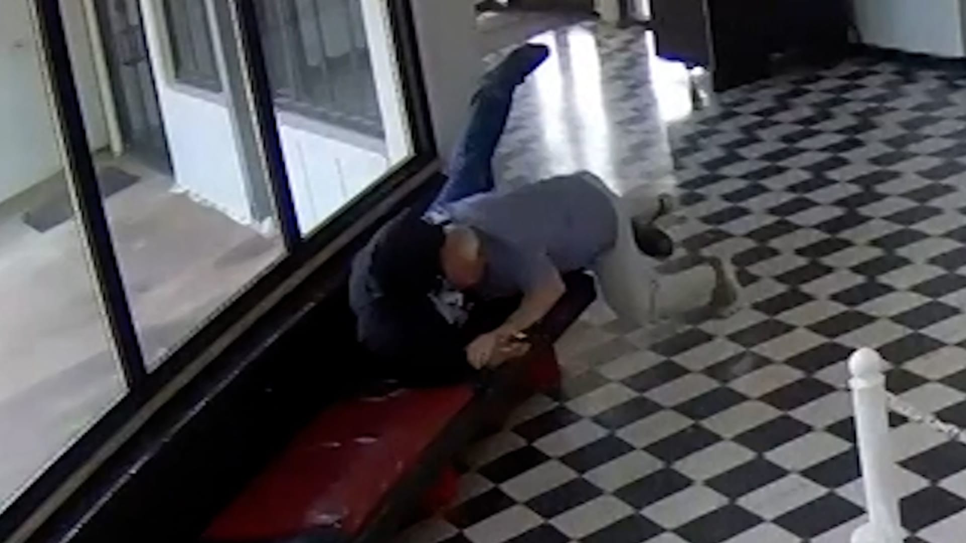 فاجأه وأسقطه.. شاهد مدير مدرسة في أوكلاهوما يتصدى لمسلح بشجاعة