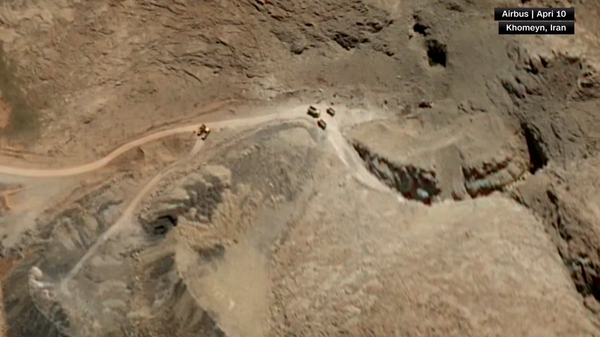 بجرافات.. صور أقمار صناعية تُظهر بحث إيران عن منصات إطلاق صواريخ مدفونة تحت الأرض