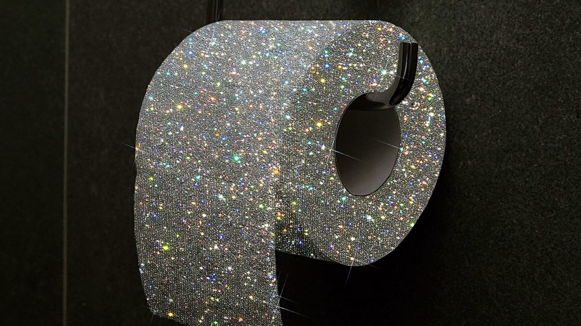 ورق تواليت "كريستالي".. فنانة باكستانية تنثر البريق في كل مكان