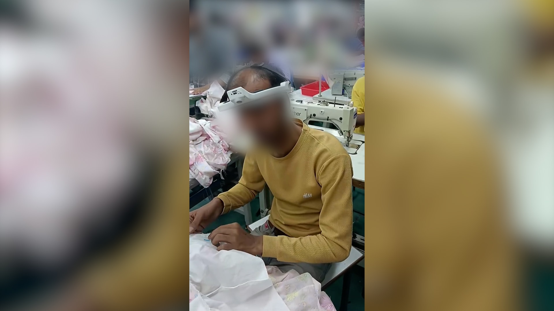 هل يصوّر عمال المصانع هؤلاء أنفسهم لتدريب الذكاء الاصطناعي ليحل محلهم؟