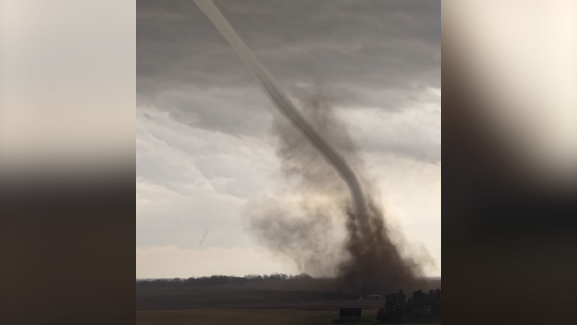 إعصار يضرب المناطق الريفية في الغرب الأوسط الأمريكي