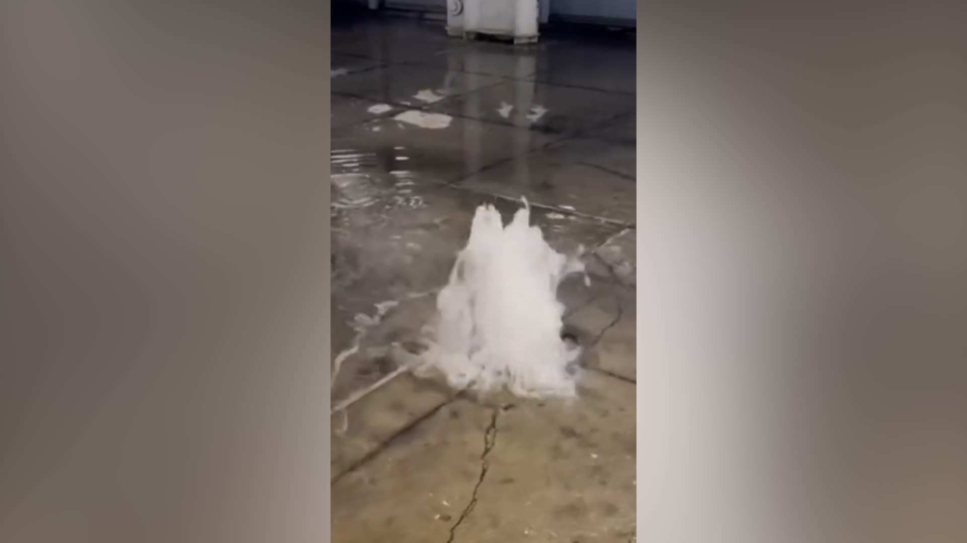 شاهد.. عواصف قوية تغمر مطارًا ومنازل في شيكاغو