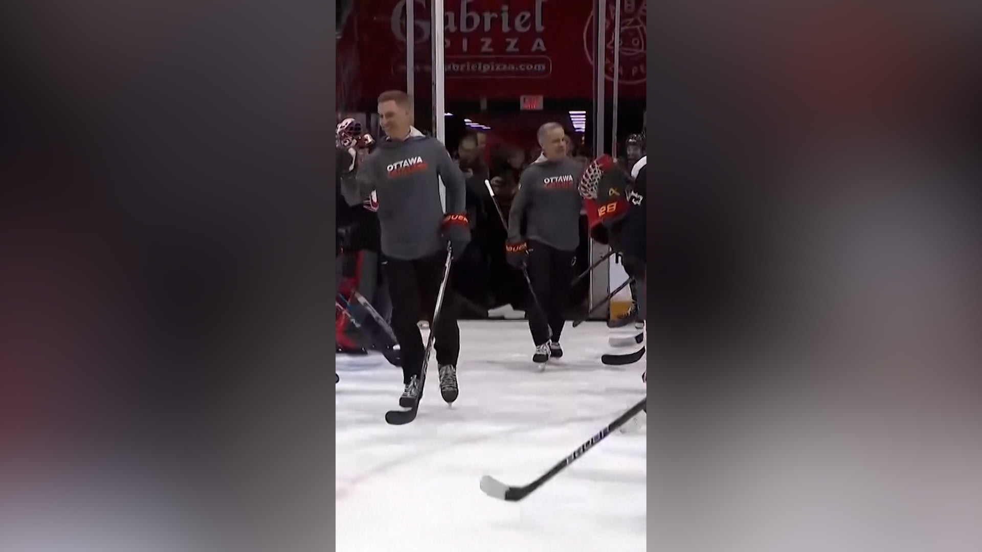 شاهد.. رئيس وزراء كندا ورئيس فنلندا يلعبان هوكي الجليد