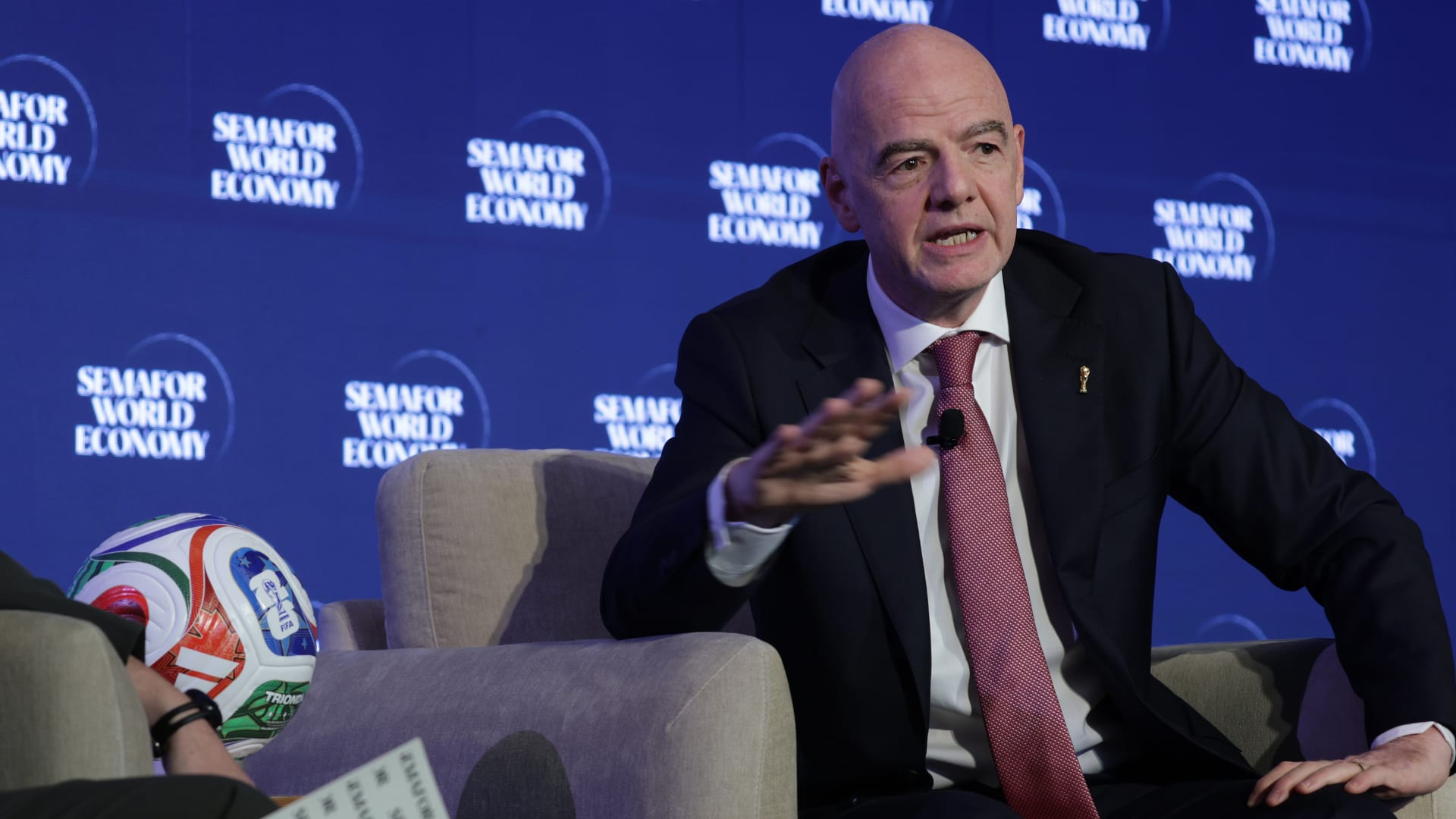 رئيس فيفا يؤكد مشاركة إيران في بطولة كأس العالم بظل الحرب