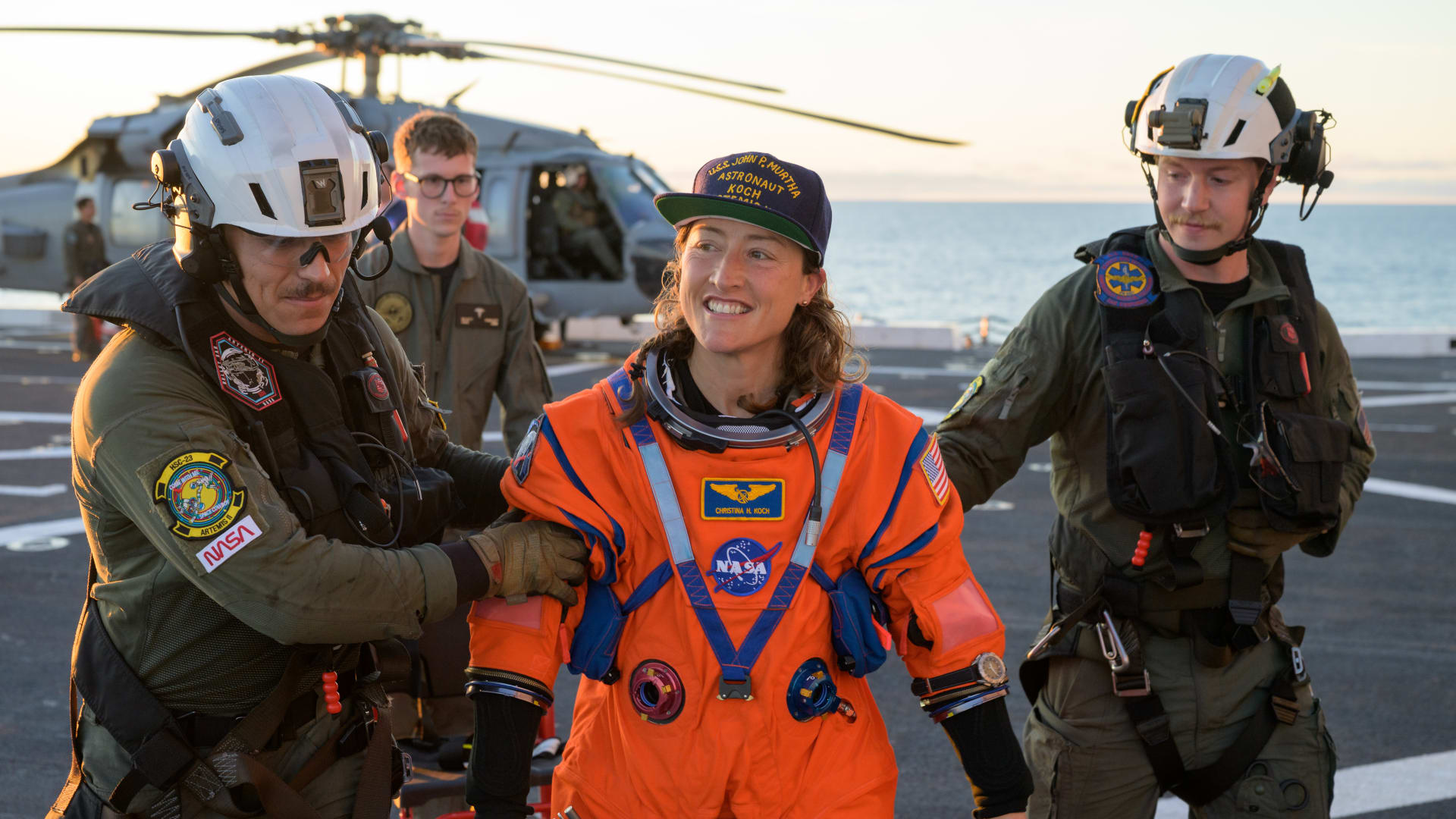 قبعات "طبق الأصل" ارتداها رواد مهمّة "أرتميس 2" لدى عودتهم للأرض.. ما قصّتها؟