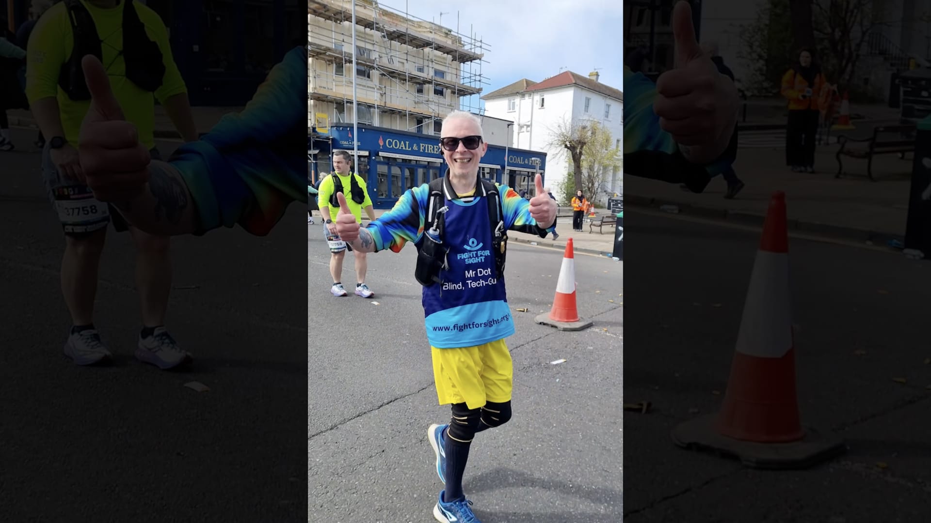 إنجاز عالمي "غير رسمي".. كفيف يُكمل ماراثونًا بتقنية الذكاء الاصطناعي