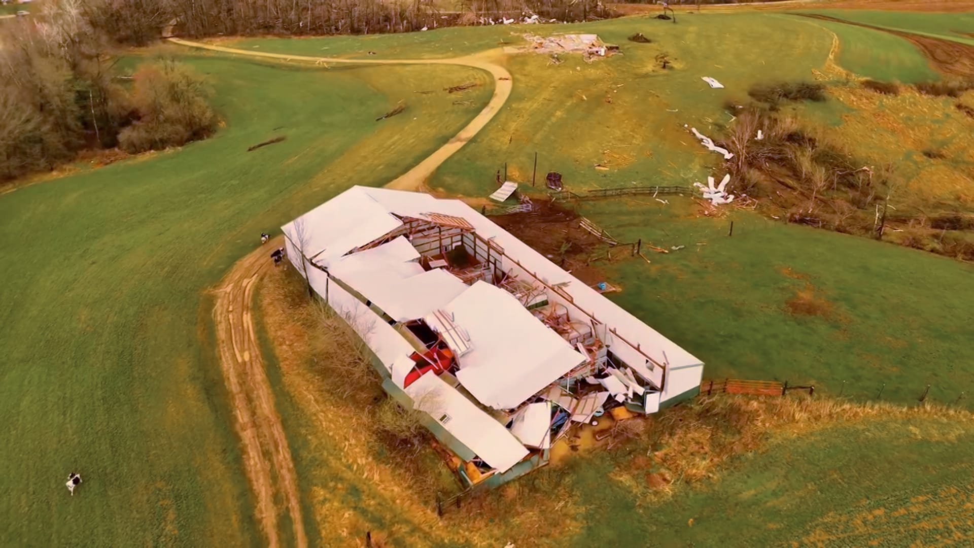 أضرار بالغة بعد اجتياح إعصار مزرعة ريفية