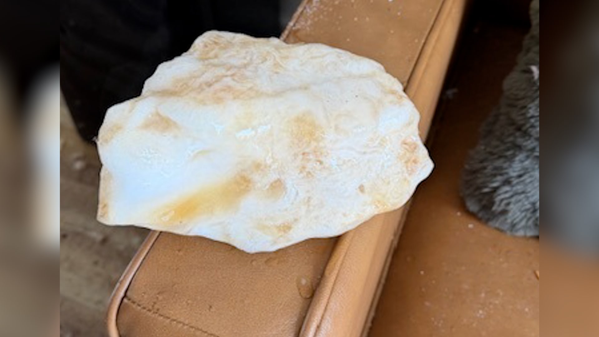 كتلة جليدية تخترق سقف منزل لتسقط على أريكة.. وتحقيق فيدرالي حول مصدرها