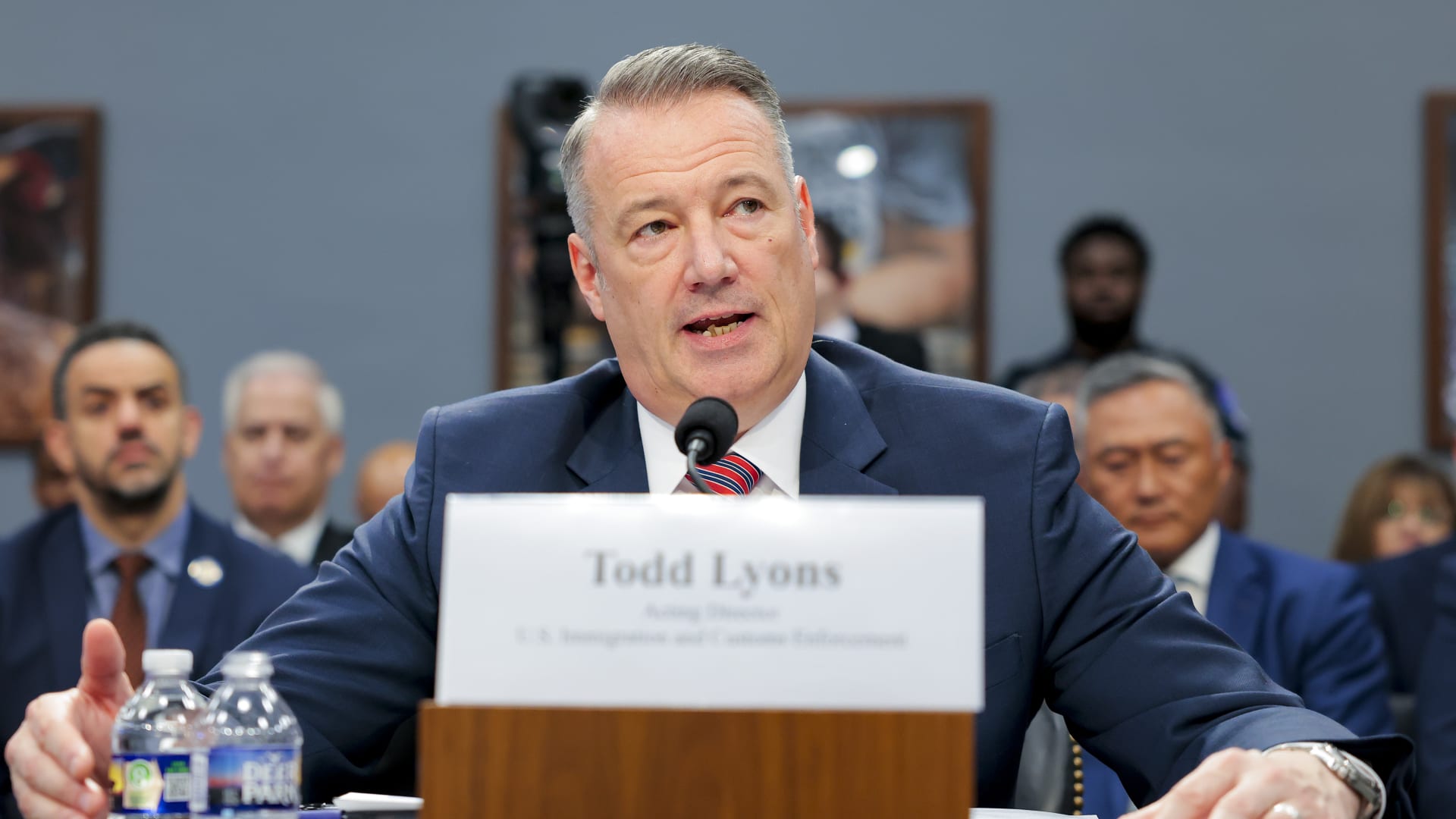 المسؤول عن الترحيل الجماعي للمهاجرين بإدارة ترامب يتنحى عن منصبه